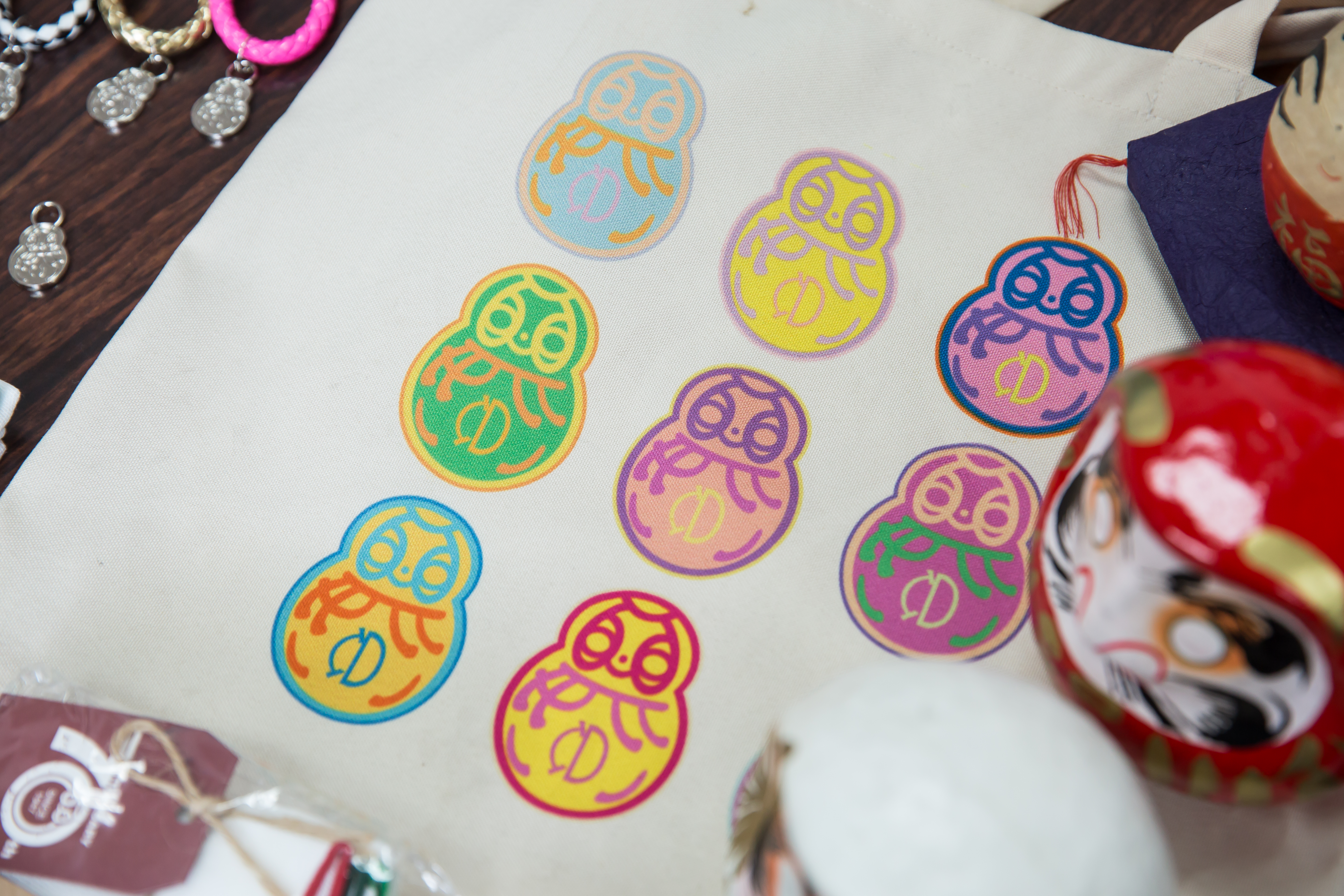 早期中衛創辦人設計不倒翁為企業logo，2009年創辦人過世，第三代張德成為紀念爺爺，特地將此圖案刺青在身上。