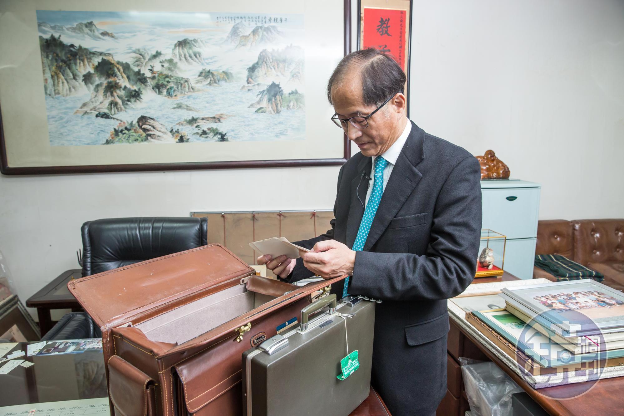 父親過世後，張豐聯將父親的辦公皮箱，安放在自己辦公室的顯眼處。