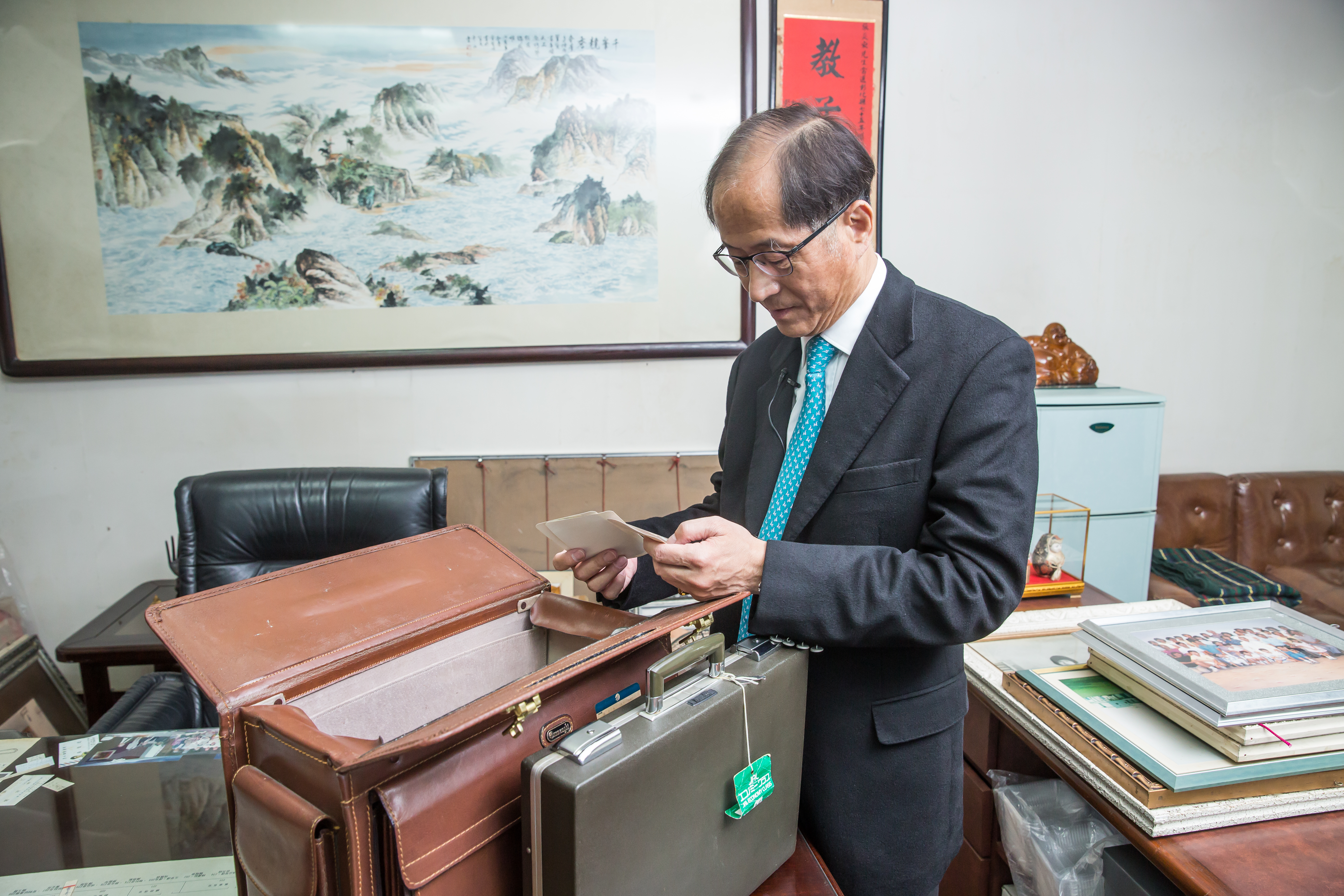 父親過世後，張豐聯將父親的辦公皮箱，安放在自己辦公室的顯眼處。