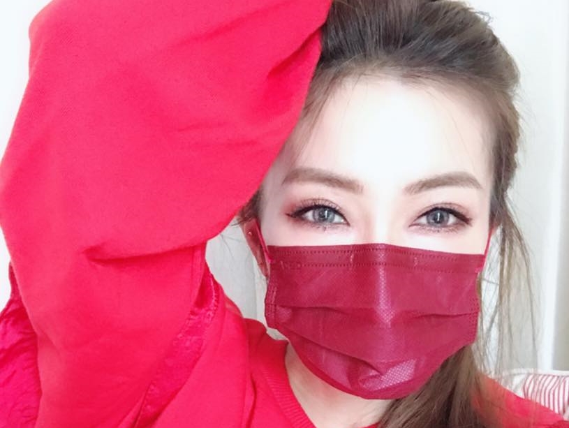 即將推出新專輯〈Turn口罩〉，謝金燕因與中衛合作，私下都會戴著中衛的口罩。（翻攝謝金燕臉書）