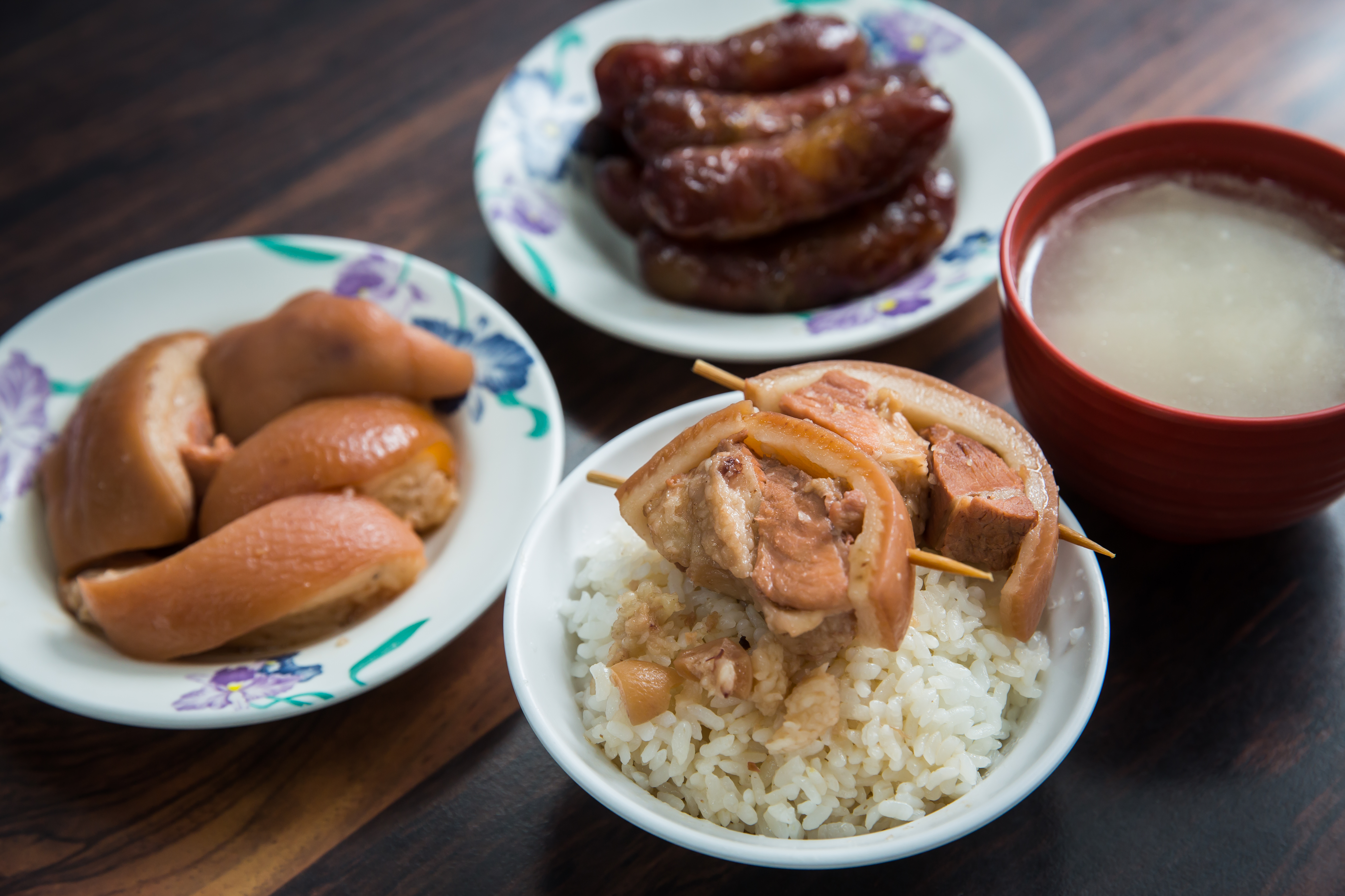 阿興魯肉飯的爌肉肥而不膩,瘦肉鮮嫩不柴。(爌肉便當,65元)