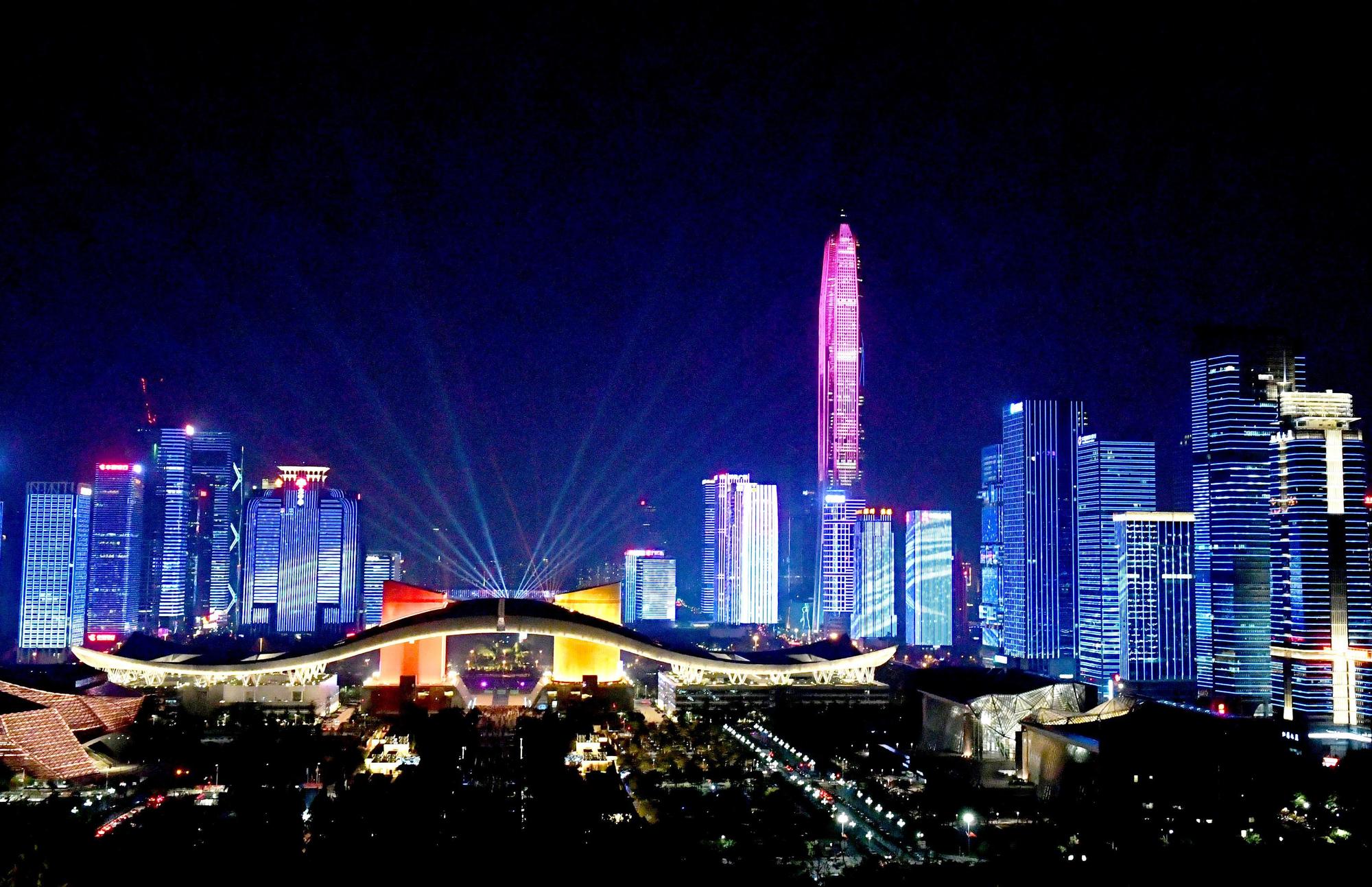 深圳以高科技城市之姿上榜，圖為深圳中心區燈光秀。（東方IC）