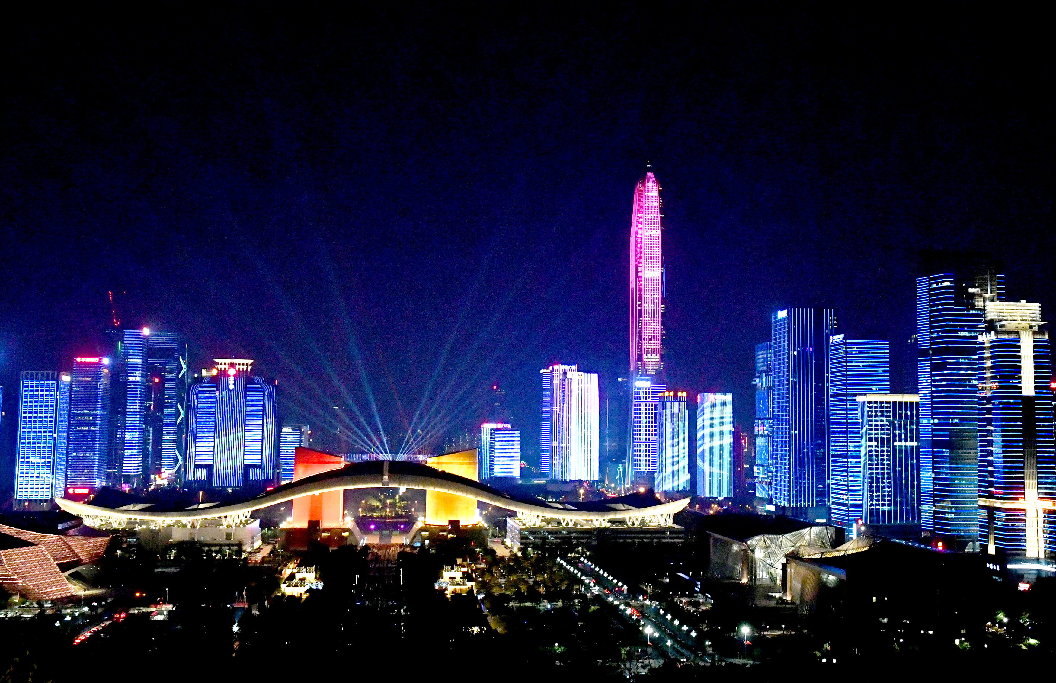 深圳以高科技城市之姿上榜，圖為深圳中心區燈光秀。（東方IC）