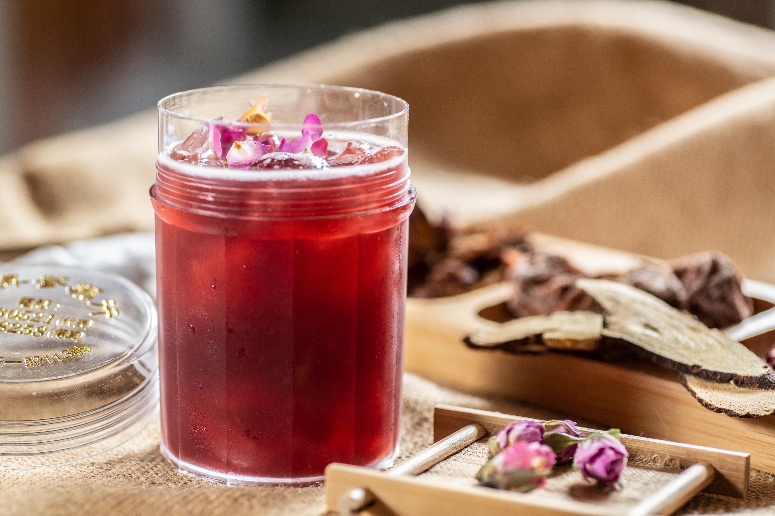 「纖纖美玫」調酒裡頭是以洛神、山楂、烏梅結合白蘭地與覆盆子，微酸中帶有玫瑰芳香。