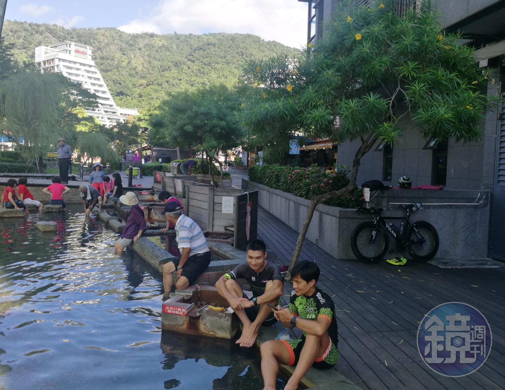 梯形建築的「兆品酒店礁溪」，打開門直通「湯圍溝溫泉公園」。