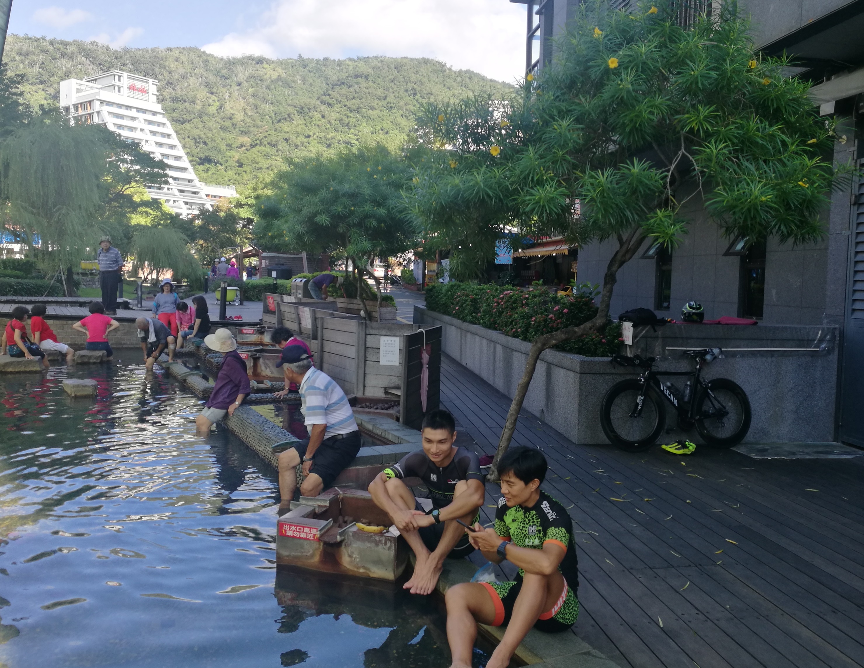 梯形建築的「兆品酒店礁溪」，打開門直通「湯圍溝溫泉公園」。