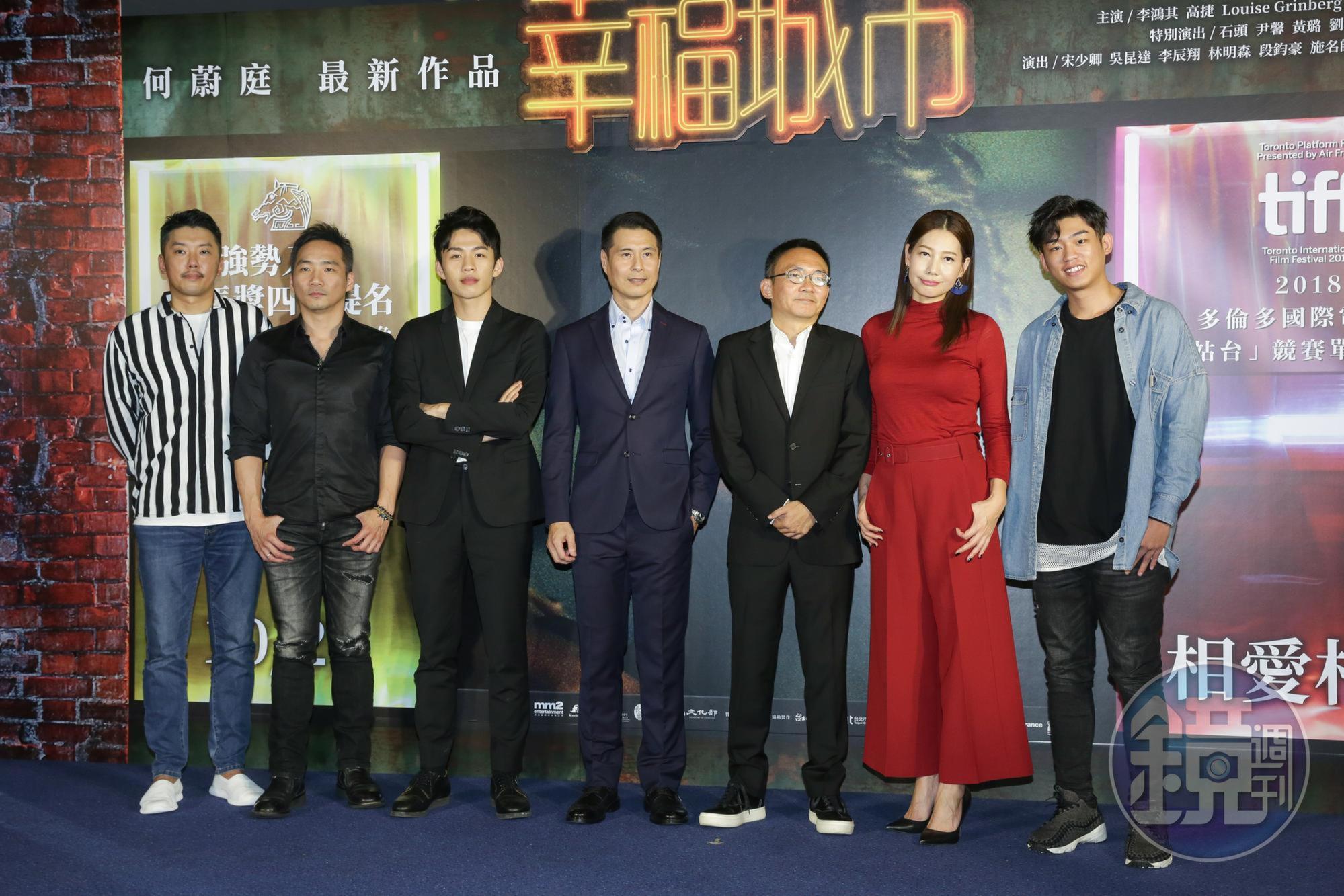 電影《幸福城市》24日晚間舉行首映,主演李鴻其、石頭、丁寧、段鈞豪和謝章穎都出席。