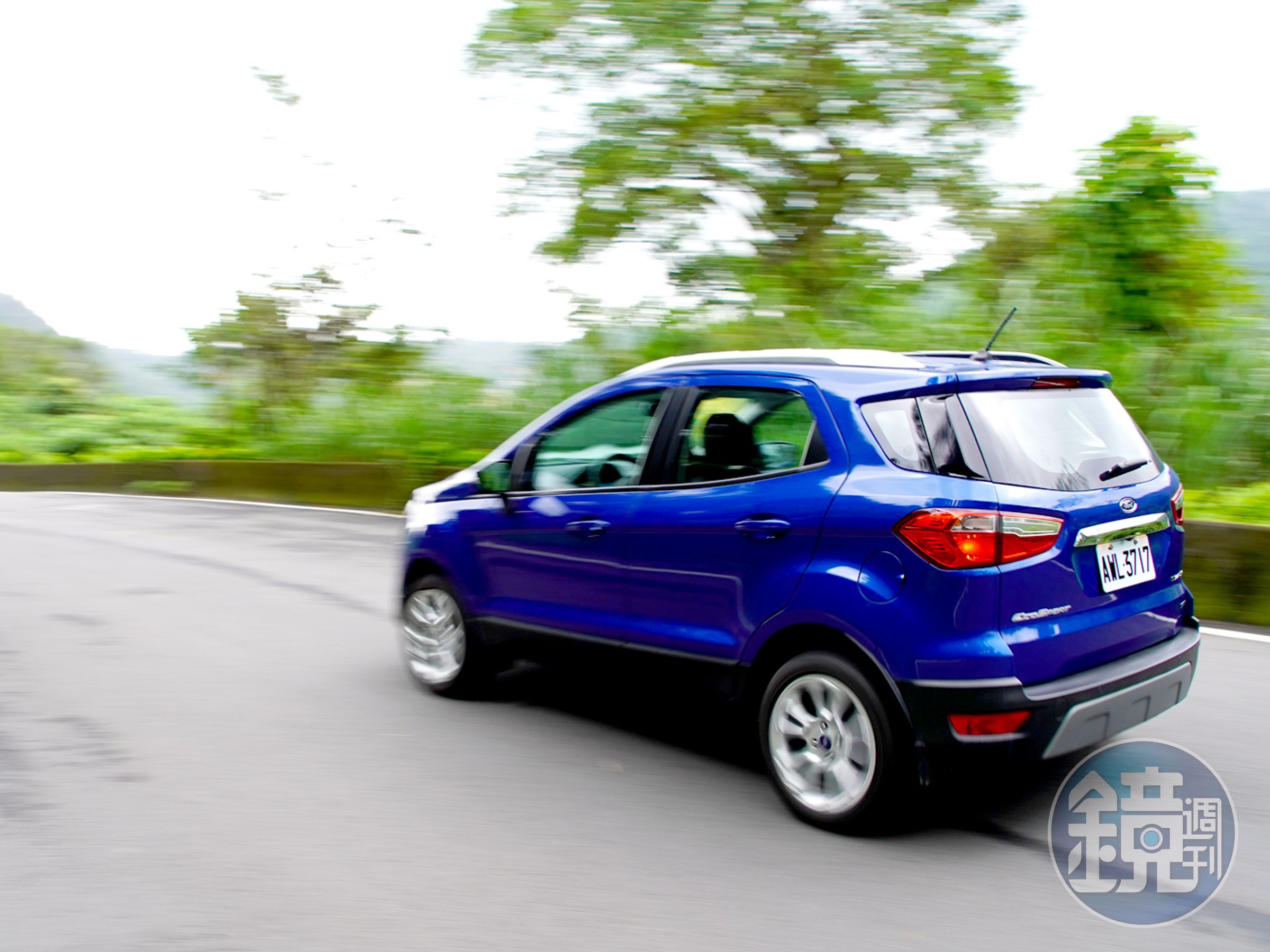 衍生自品牌鋼砲Fiesta的底盤本就優秀，EcoSport雖然以它為基礎加高，但肯定做了一些最佳化調校，加上EPAS電子方向機的輔助，從市區一路開到山路，操駕起來的感覺只能用「得心應手」一詞形容。