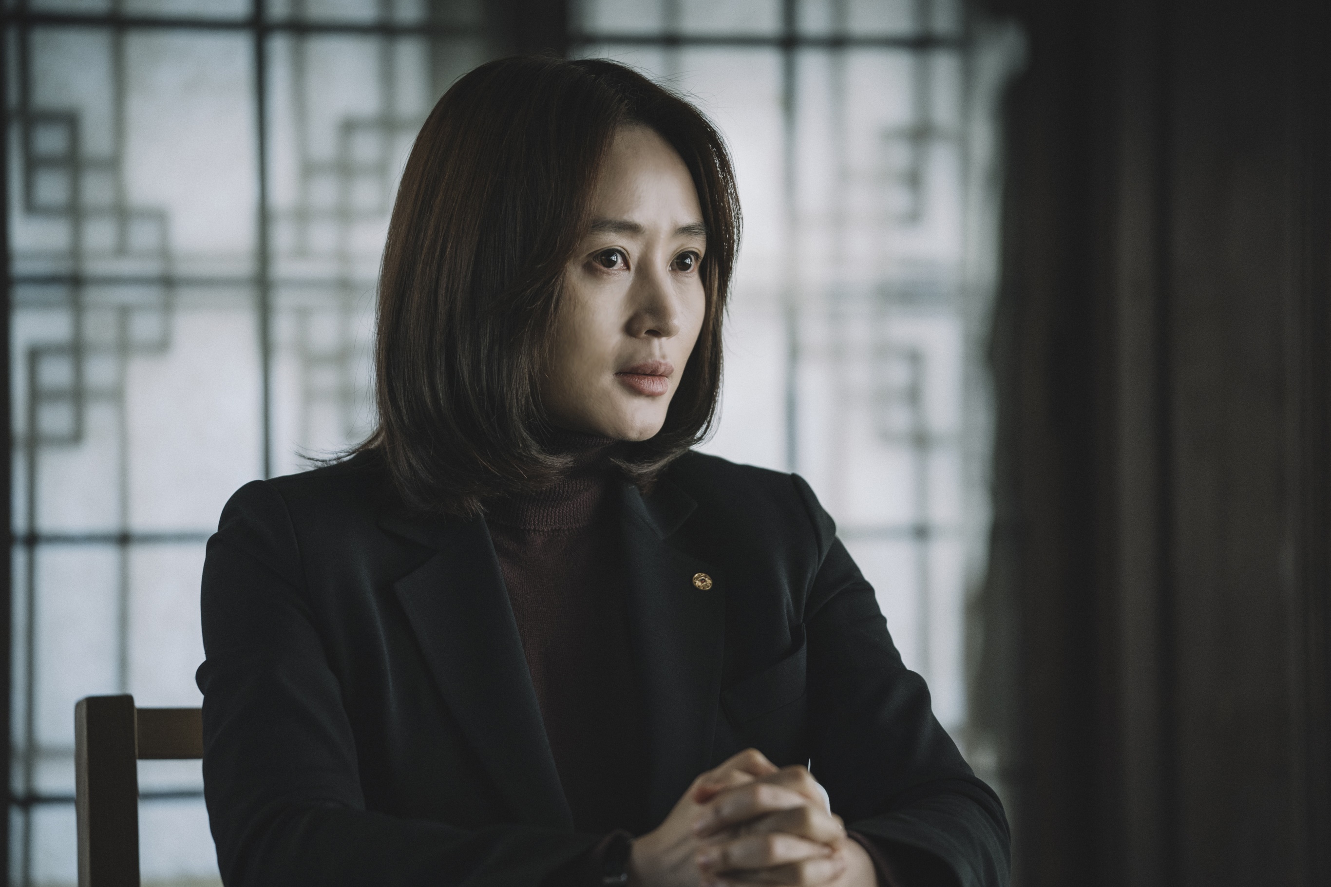 《分秒幣爭》找來金憓秀詮釋在金融危機下的韓國官員。（華映提供）