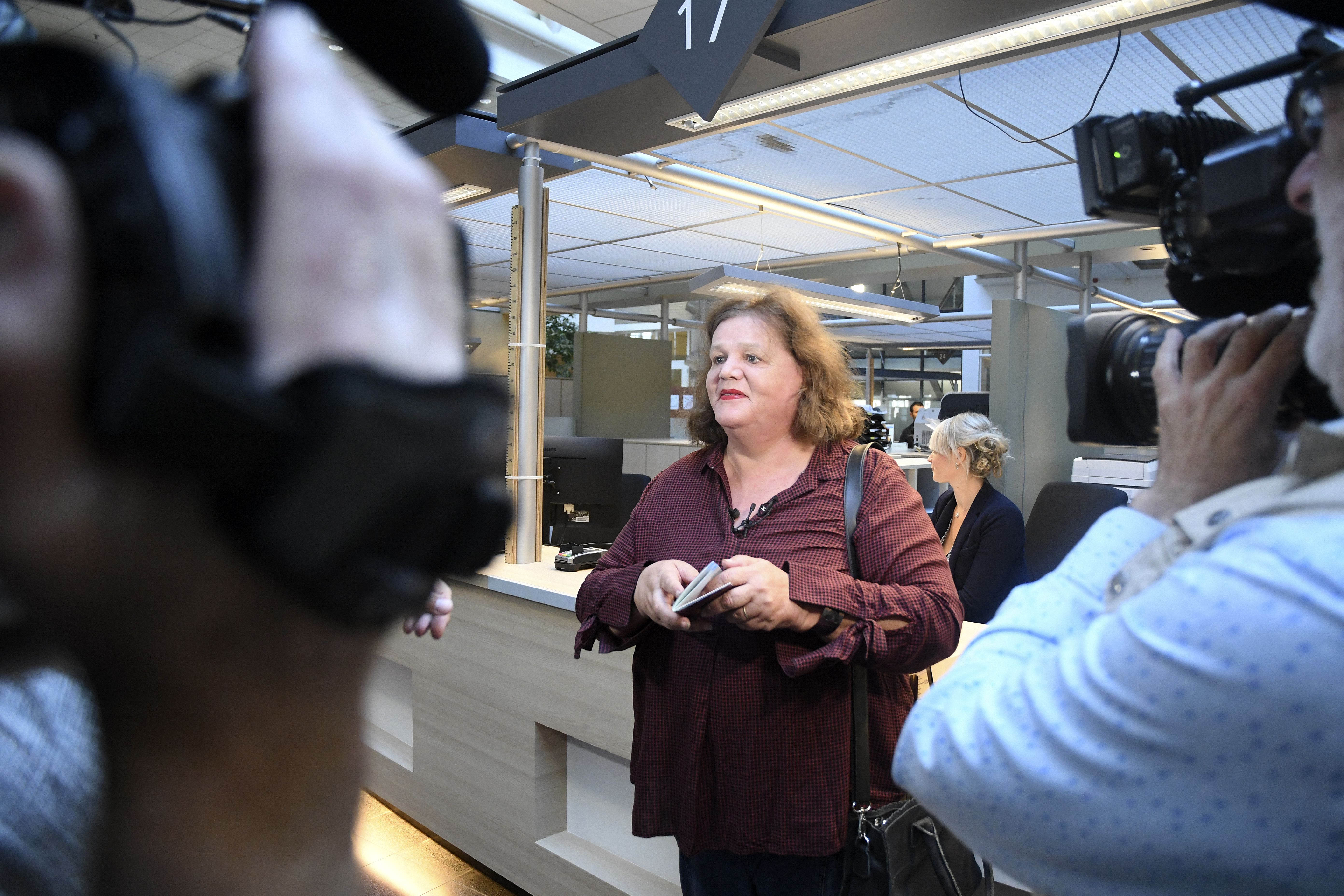 澤格斯（Leonne Zeegers）成為荷蘭首位取得性別中立護照的公民。（東方IC）