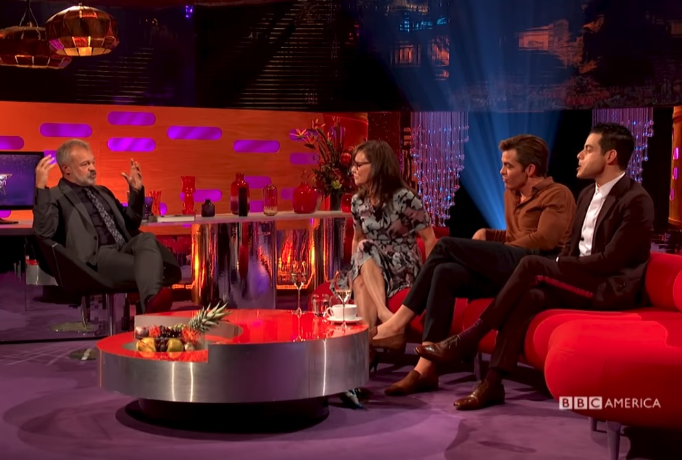 雷米馬利克（右一）上節目《葛漢諾頓秀》，分享代替弟弟考試的趣事。（翻攝自BBC AMERICA YouTube）