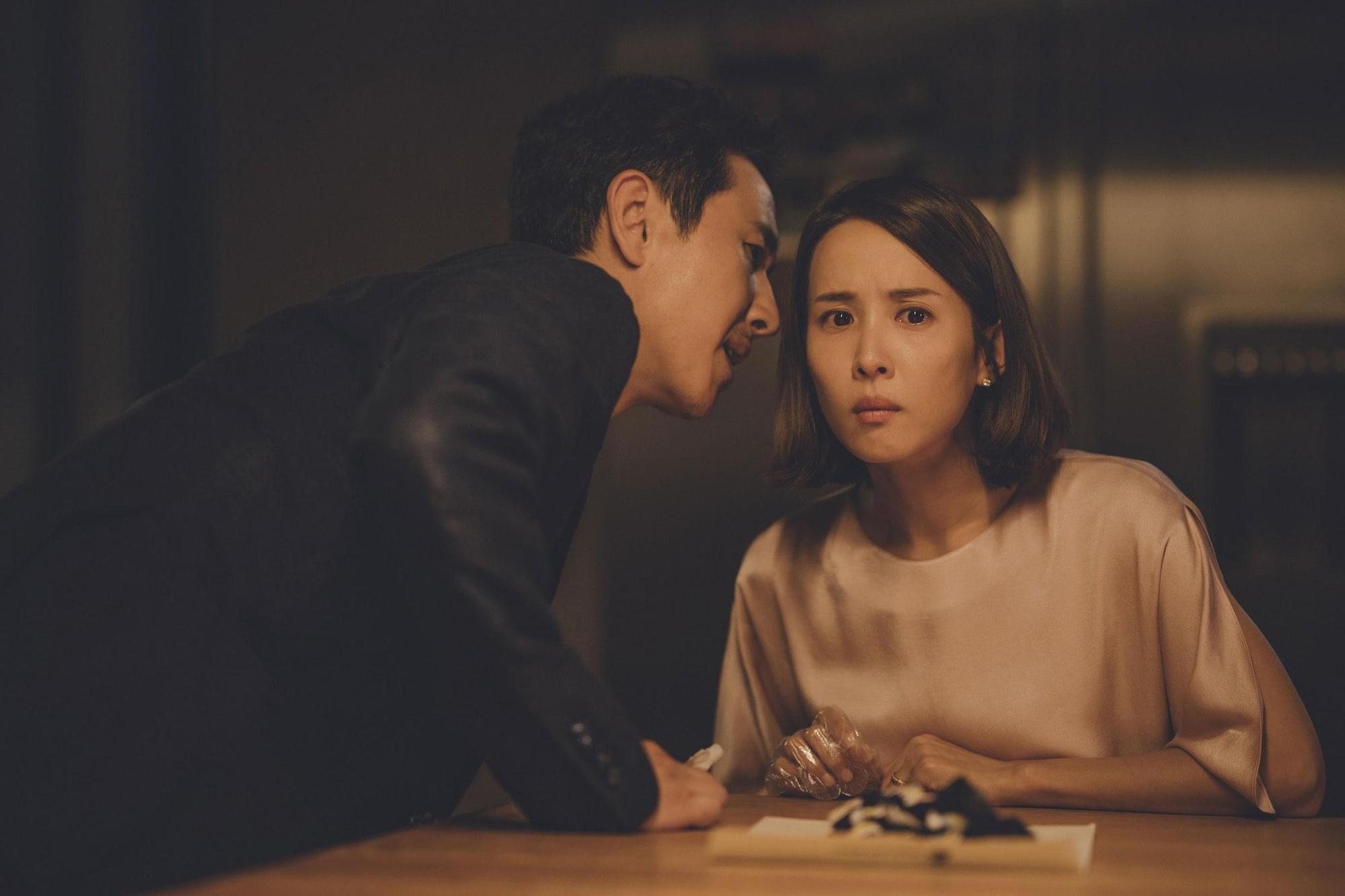 李善均（左）、趙汝晶在《寄生蟲》飾演一對夫妻。（CJ娛樂提供）
