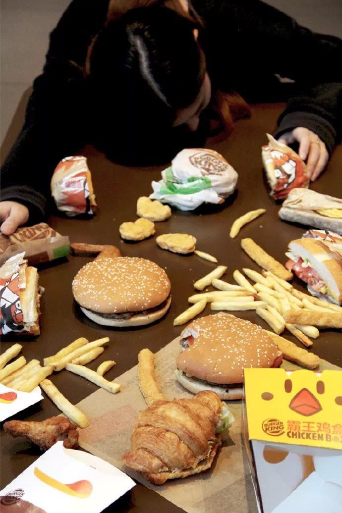 仆街炫富的照片在網路掀起熱潮，甚至連速食連鎖店也仿效進行社群品牌營銷。（網路截圖，weibo）
