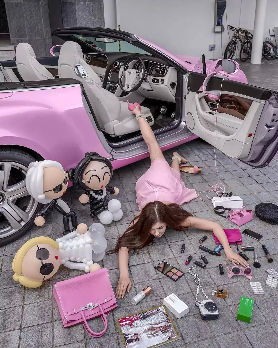 美妝博主一摔跤，落滿地的是各式美妝保養品。（網路截圖，weibo）