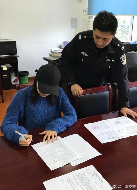 在街頭拍完仆街照之後，這名女子被送警局，因違反交通規則被罰款。（網路截圖，hket）