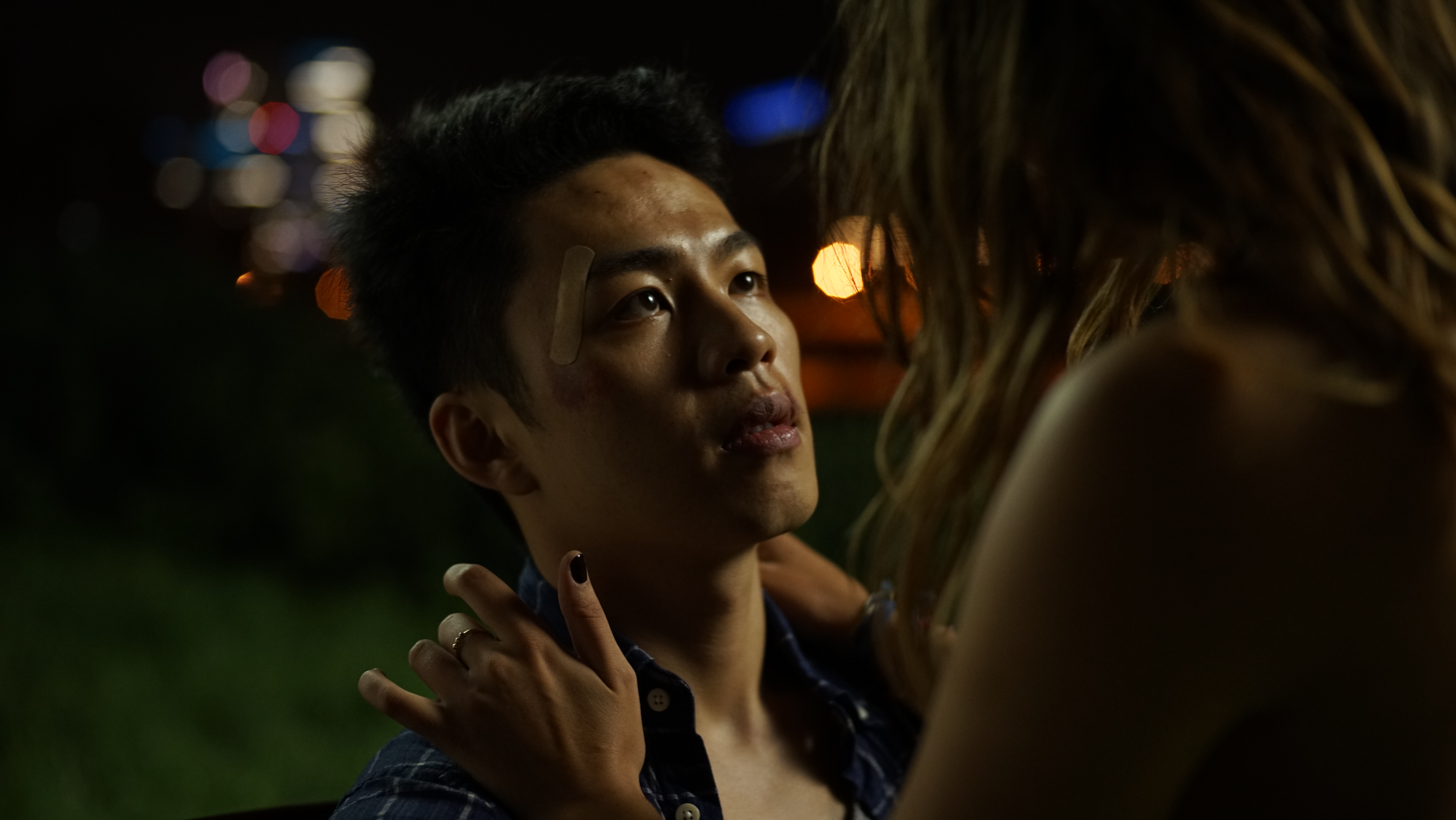 《幸福城市》講述一個男人在少年、青年與老年不同時期的三個夜晚，由李鴻其飾演青年期的小張。（牽猴子提供）