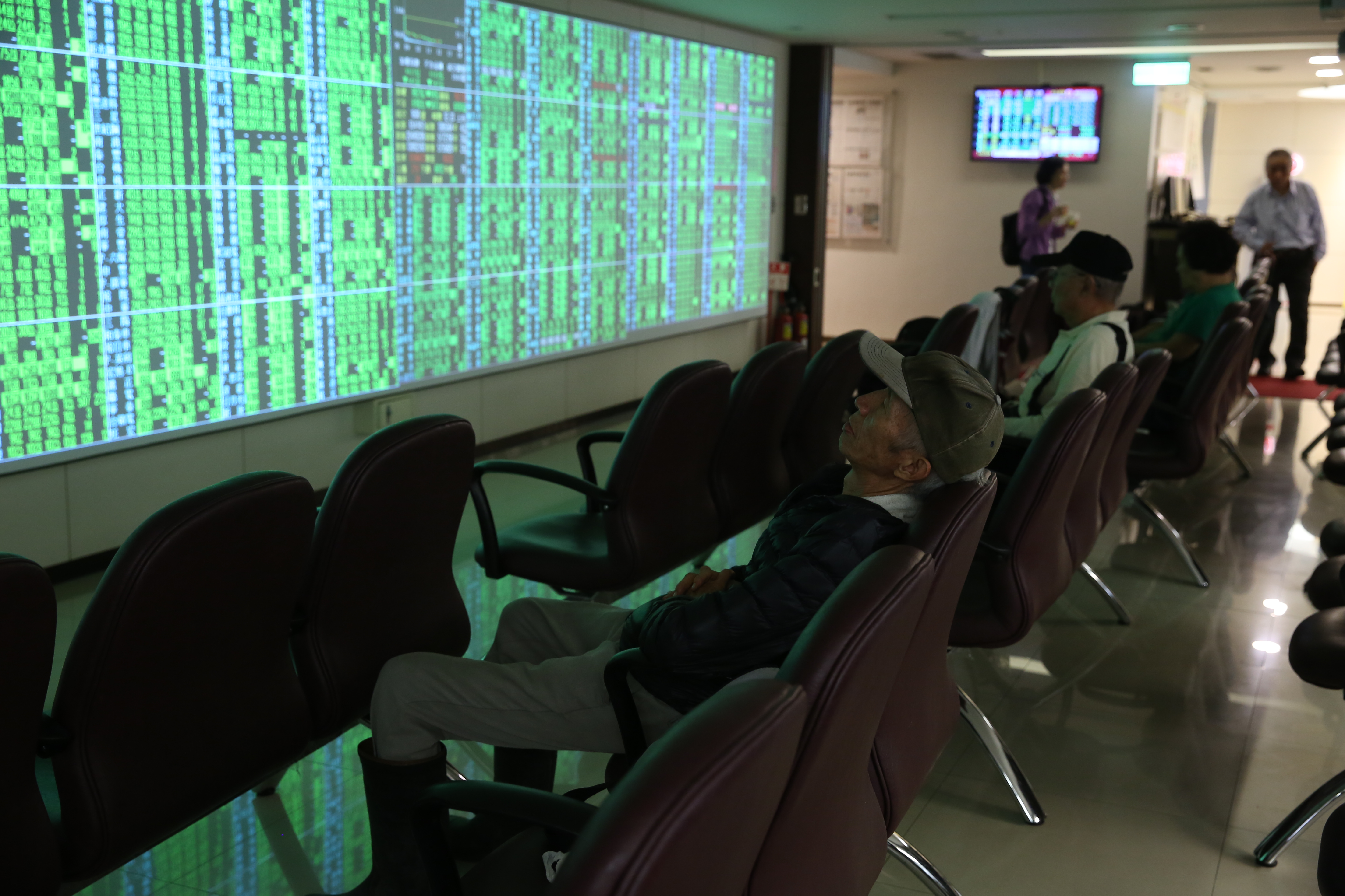 台股今天大跌238點，創下20個月以來新低紀錄。