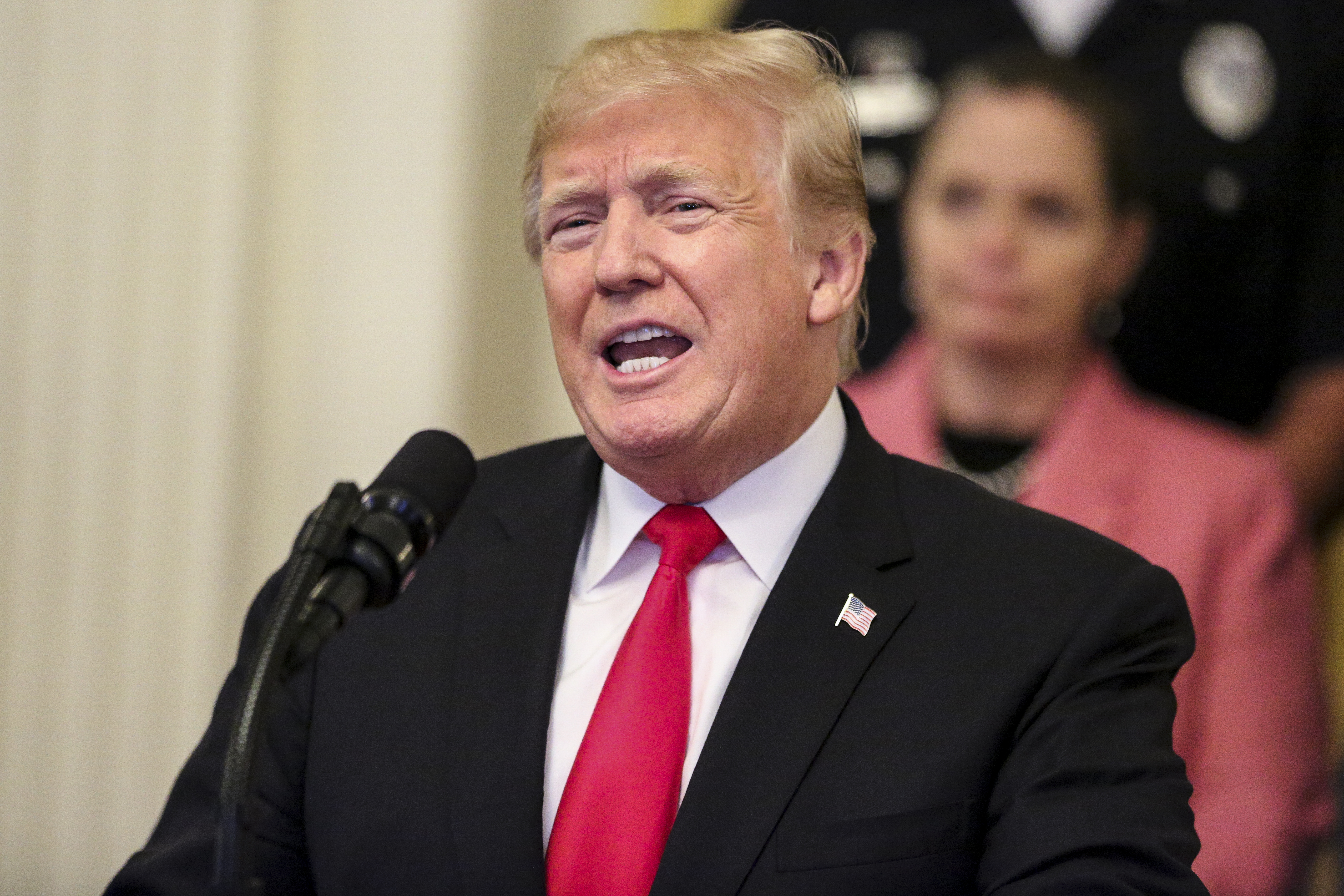 美國總統川普喜歡用手機跟朋友閒聊，但前美國官員指出中國在監聽川普通話內容，此舉將帶來安全問題。（東方IC）