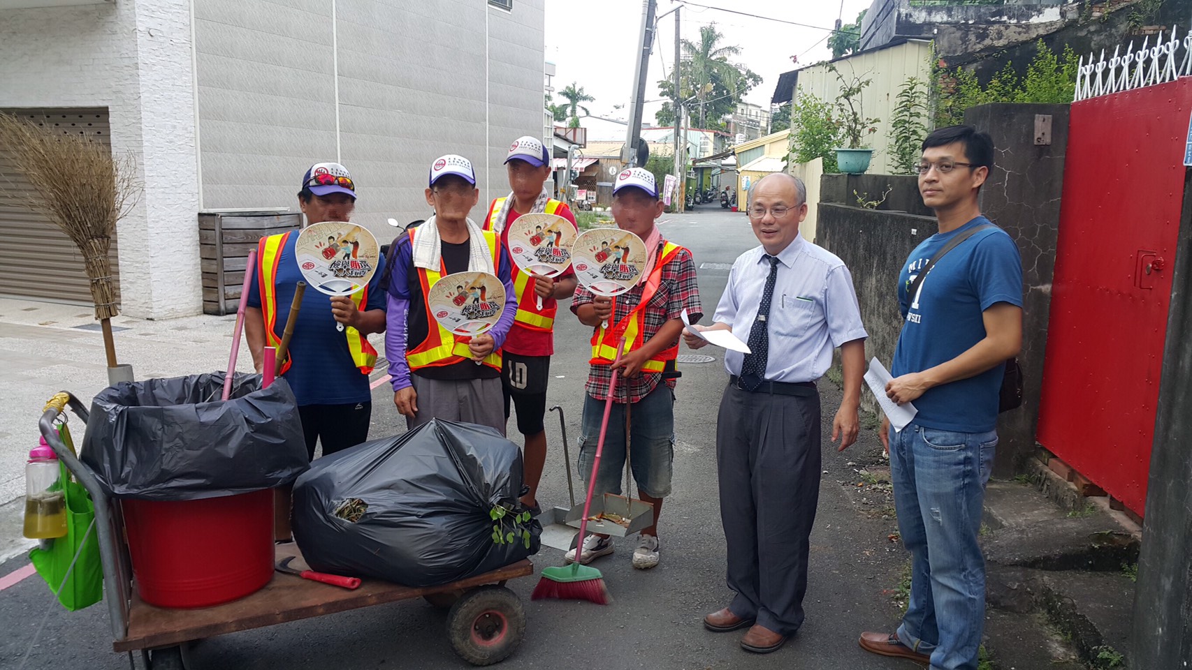 檢察官許英輝（右二）不幸身亡，讓同期同學都備感震驚。（翻攝自屏東地檢署網站）