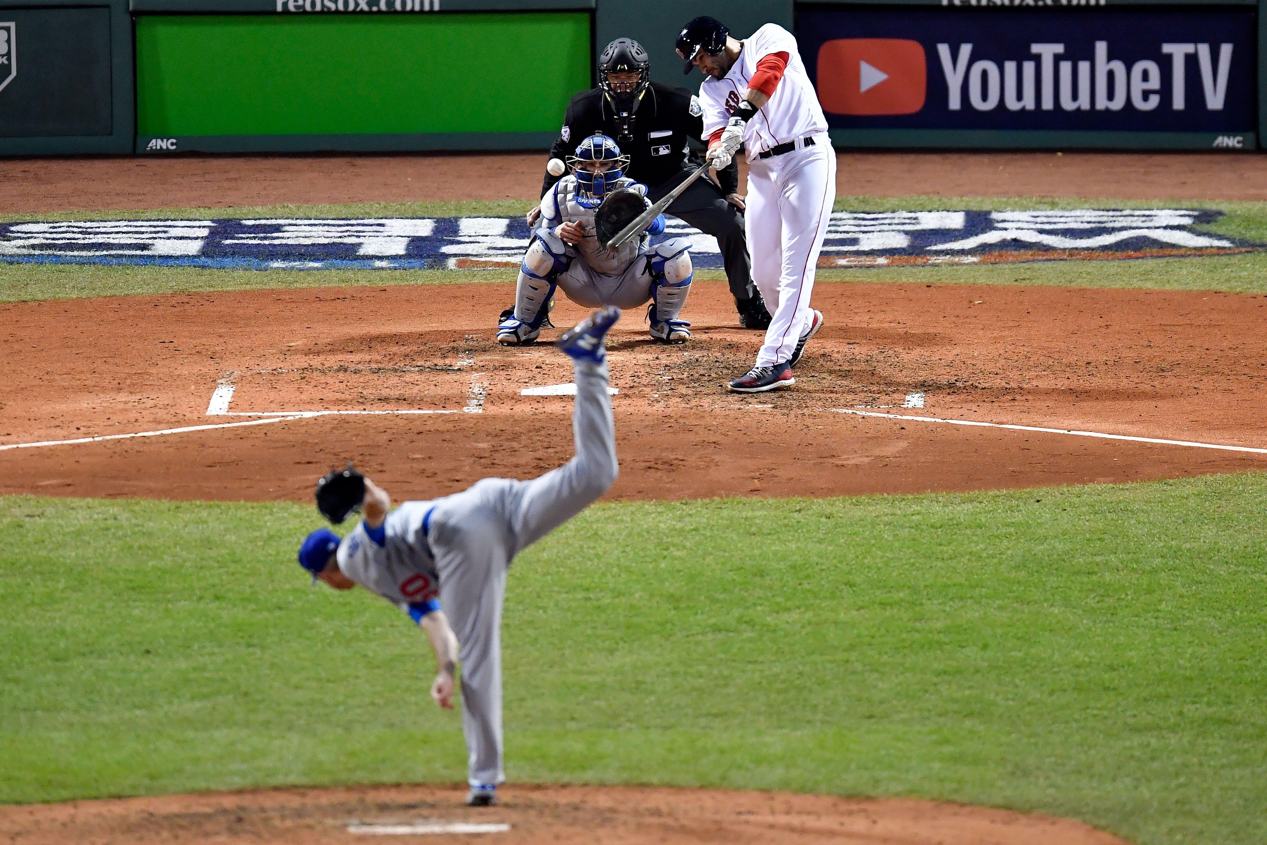 馬丁尼茲擊出關鍵安打,幫助紅襪一口氣超前比分,終場紅襪以4比2奪勝。(東方IC)