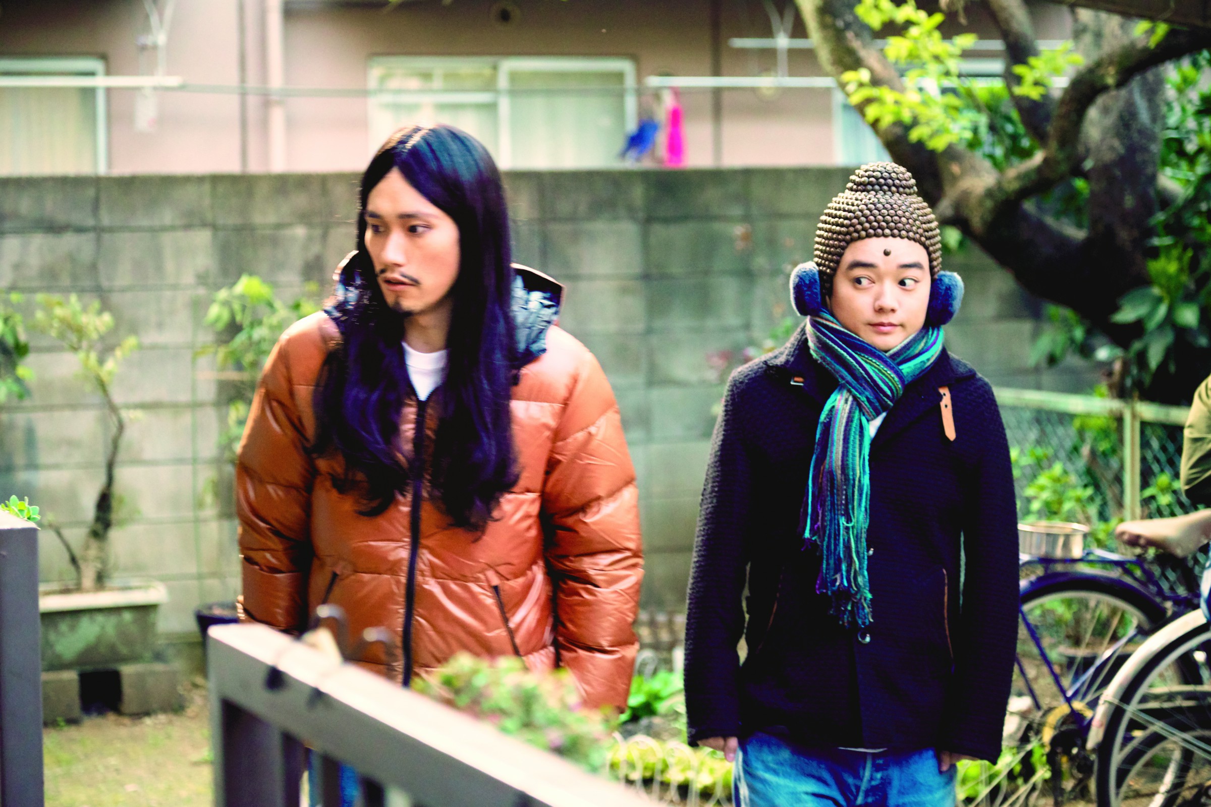 染谷將太(右)的佛祖造型太搞笑,經常讓松山研一笑場。(甲上提供)