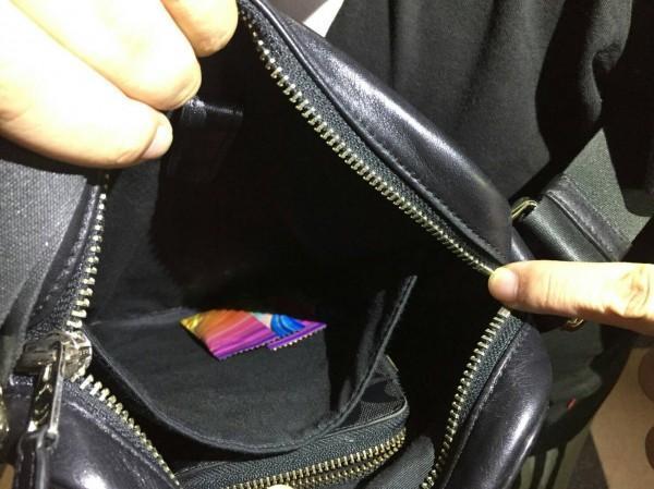 眼尖特警發現包包內藏有2包毒汽水包。(警方提供)