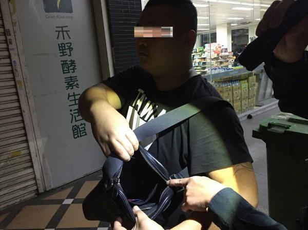 警方攔查楊男請他出示證件。(警方提供)