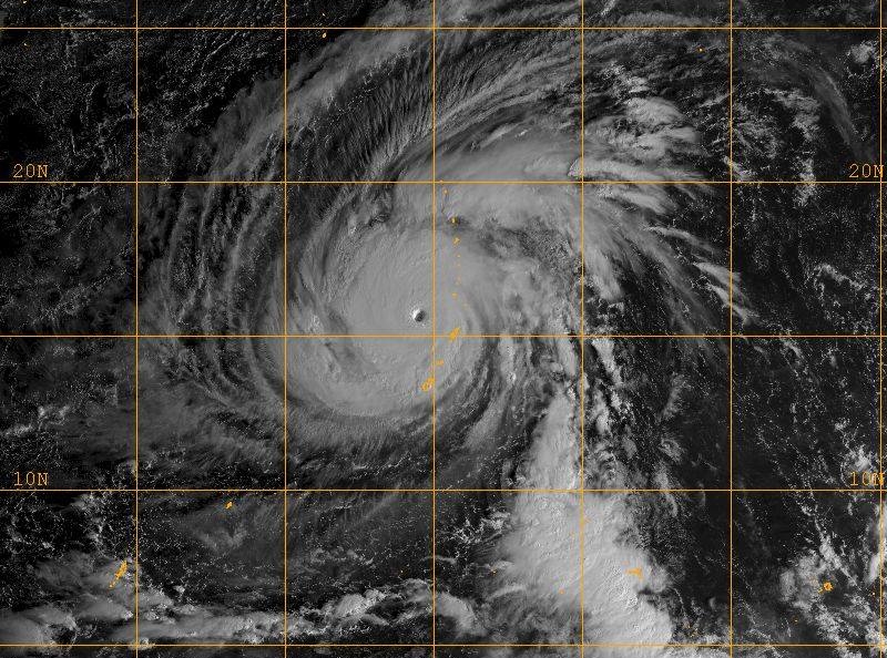 玉兔一夕進化「暴力兔」，可見颱風結構相當扎實，還出現了清晰的颱風眼。（翻攝自鄭明典臉書）