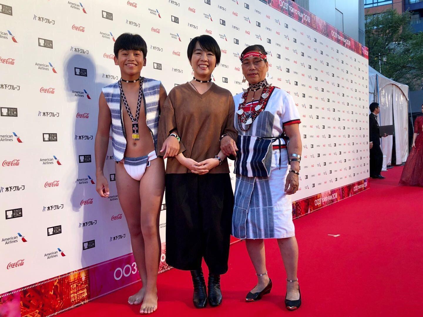 《只有大海知道》導演崔永徽今（25）日帶著童星鐘家駿、片中飾演阿嬤的蘭嶼素人演員李鳳英走東京影展開幕式紅毯。（海鵬提供）