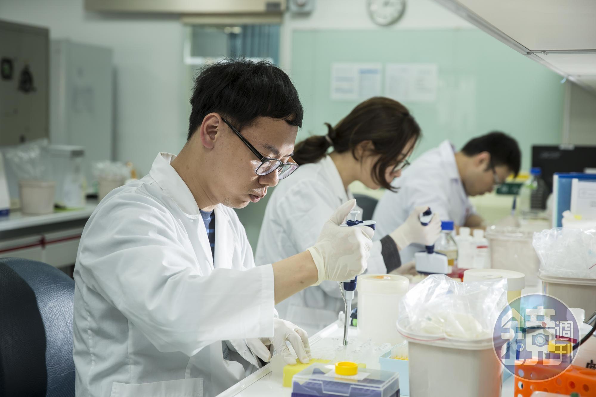 傳統組切片診斷腫瘤需通過穿刺或手術等侵入方式取得組織做檢驗，而精準醫療的新武器是非侵入性癌症基因檢測。
