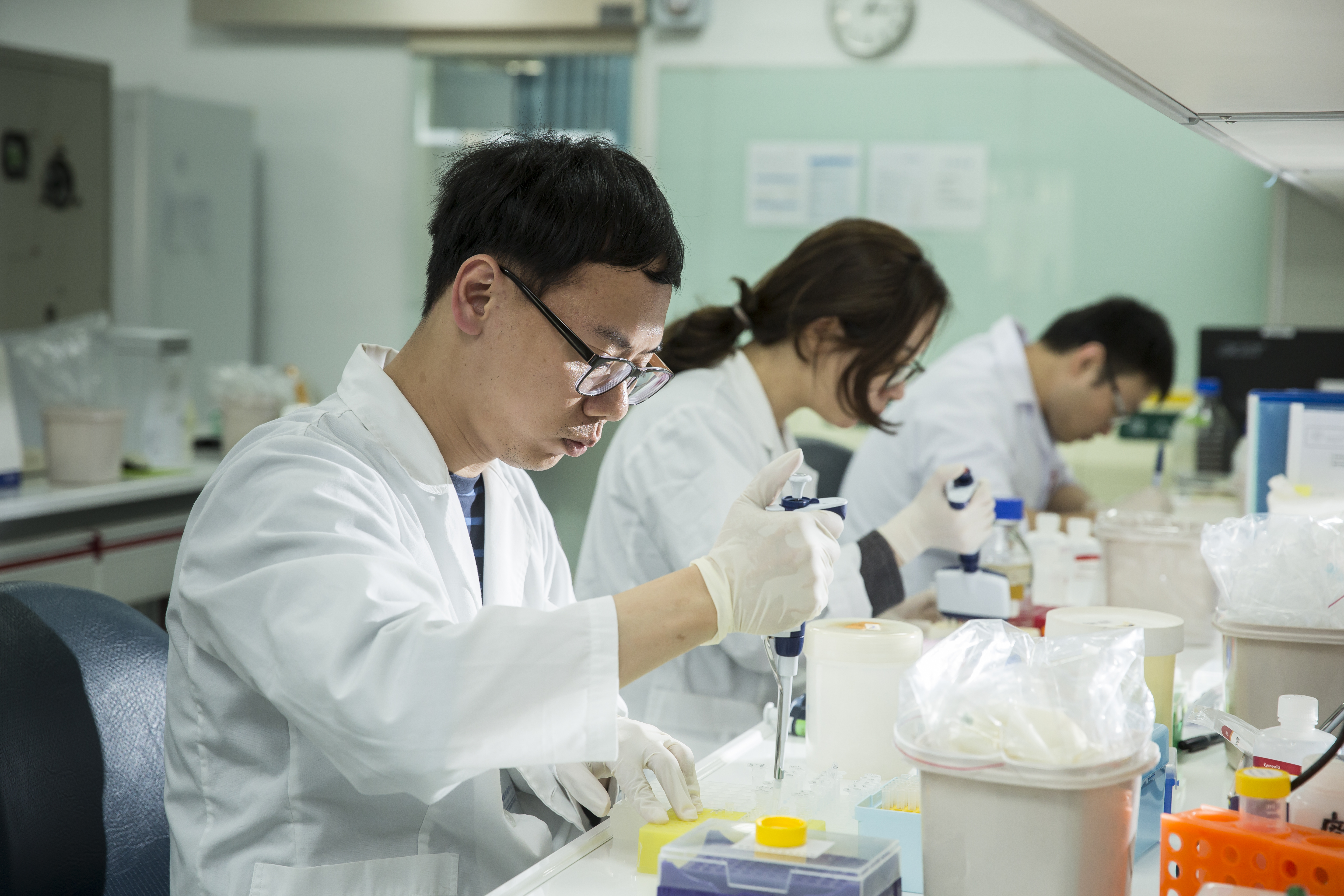 傳統組切片診斷腫瘤需通過穿刺或手術等侵入方式取得組織做檢驗，而精準醫療的新武器是非侵入性癌症基因檢測。