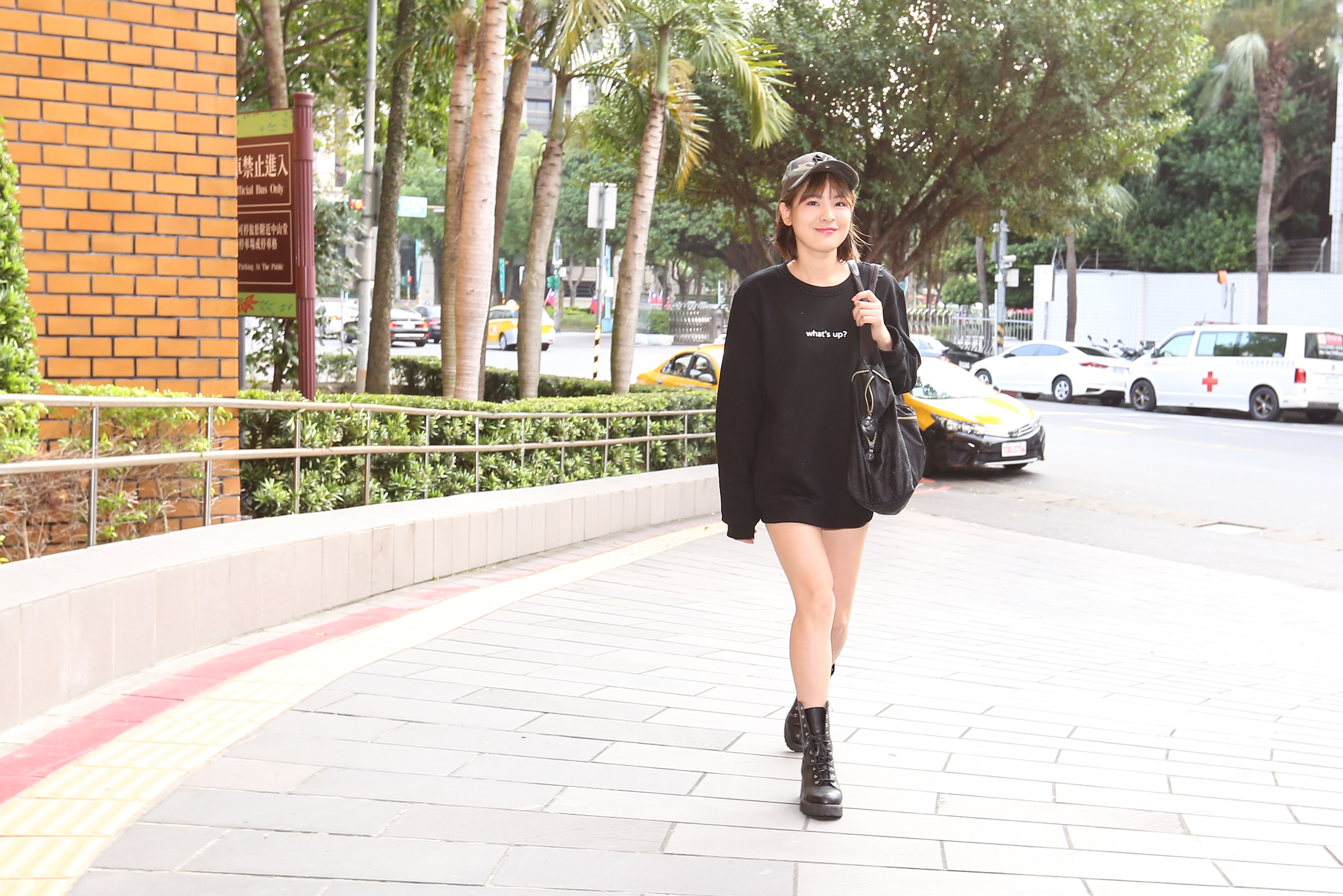 陳沂身穿迷彩帽、熱褲出庭應訊，稱是法院時尚。