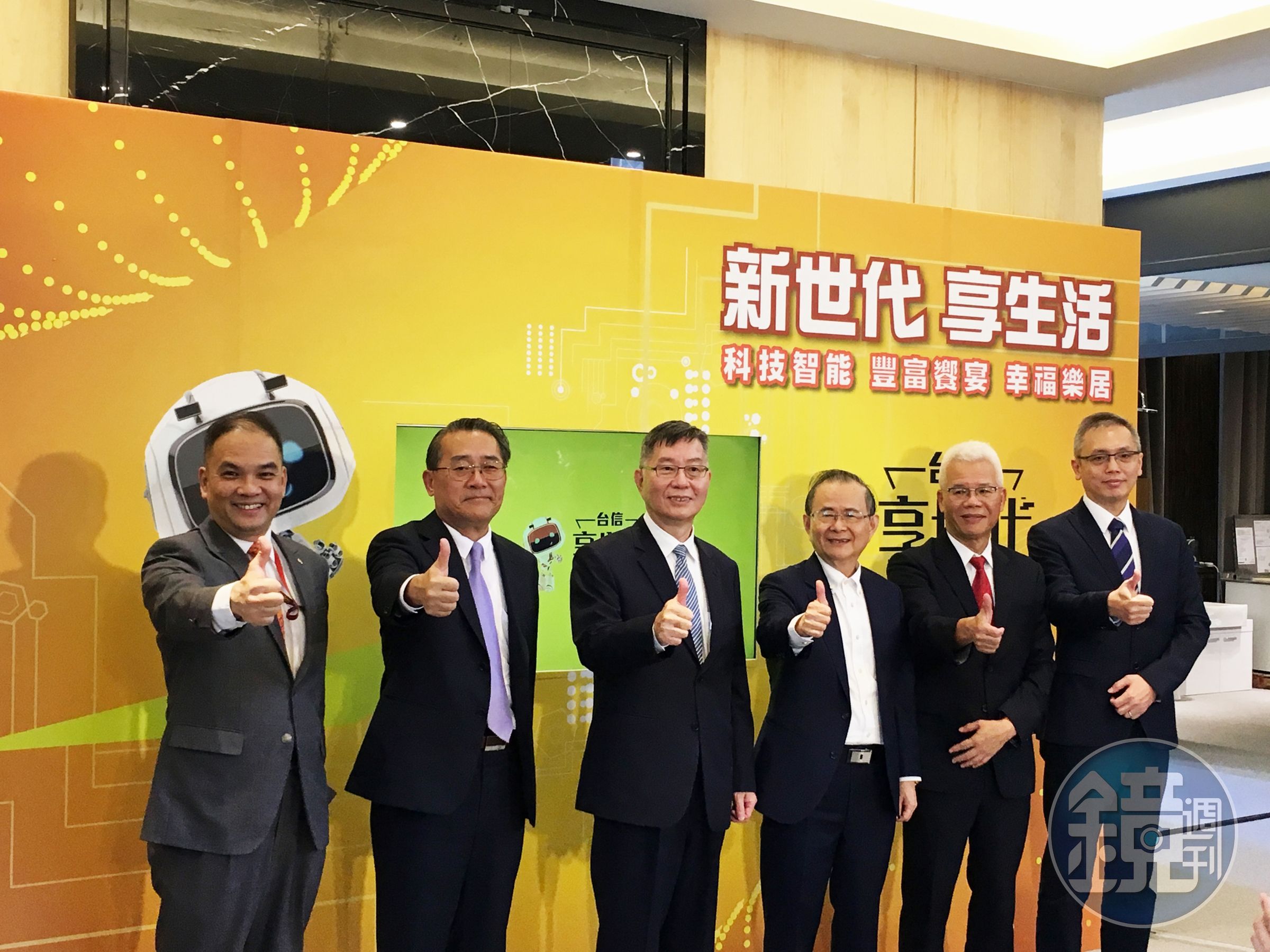 中華電信、威剛、台信三強聯手聯打造建築家居新紀元，由「台信享世代」獨家引進AI智慧管家機器人「萌啵啵」。左起依序為上海銀行協理林長光、陽信銀行副總張繼鳴、土地銀行副總李振鳴、台信建設機構副總裁陳能章、中華電信北區總經理湯鴻沼、隆宸科技副總江澤東。（台信建設提供）