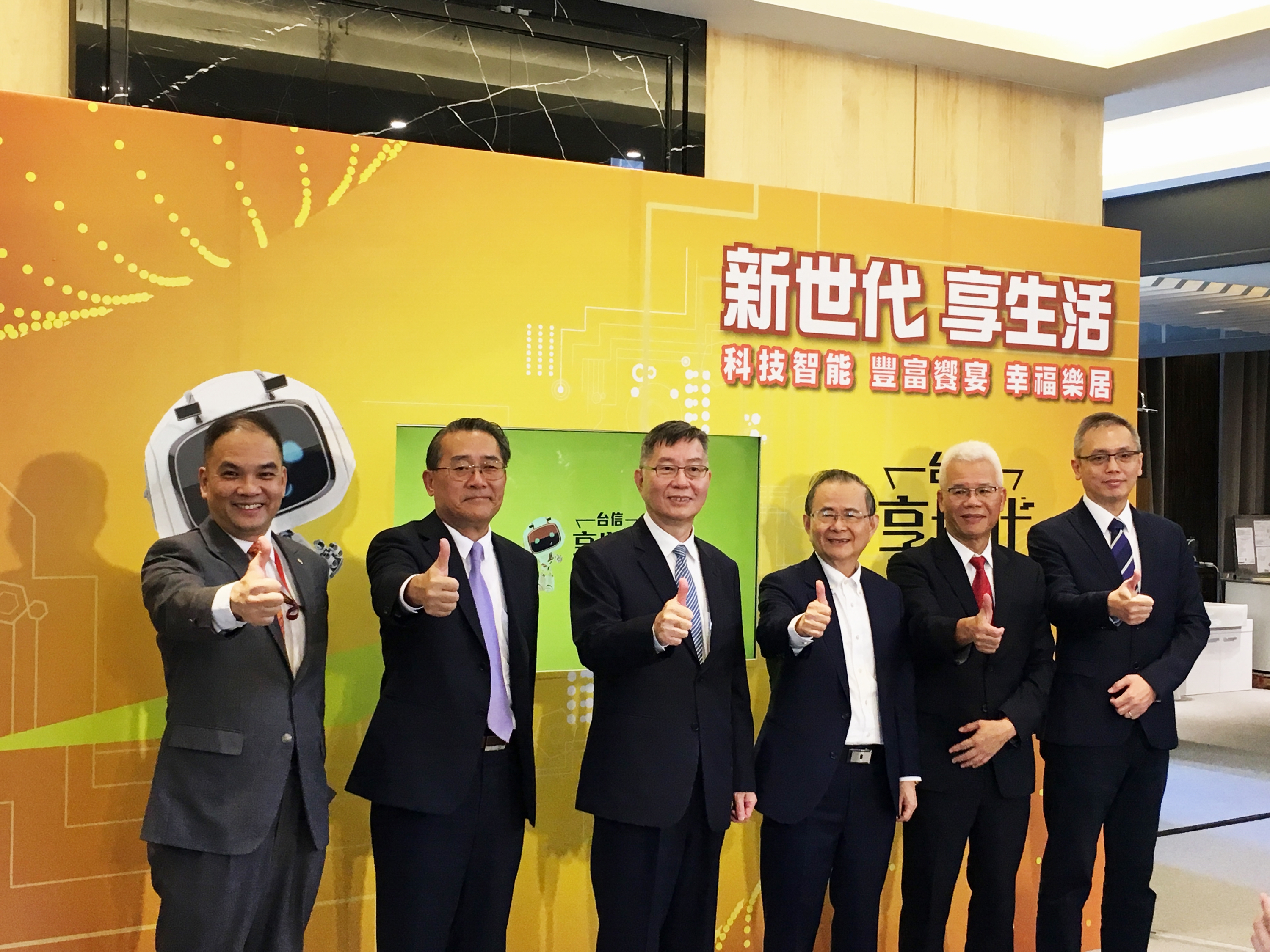 中華電信、威剛、台信三強聯手聯打造建築家居新紀元，由「台信享世代」獨家引進AI智慧管家機器人「萌啵啵」。左起依序為上海銀行協理林長光、陽信銀行副總張繼鳴、土地銀行副總李振鳴、台信建設機構副總裁陳能章、中華電信北區總經理湯鴻沼、隆宸科技副總江澤東。（台信建設提供）