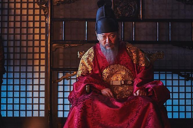 金義聖說自己顏值不輸玄彬與張東健，為了跟他們較勁到底誰比較帥才出演《屍落之城》。（翻攝自naver movie網站）