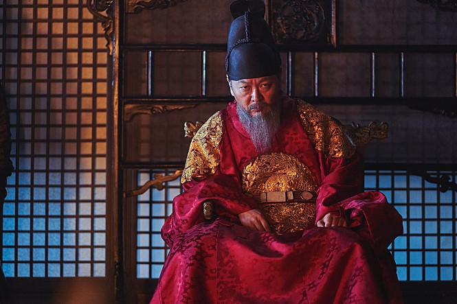金義聖說自己顏值不輸玄彬與張東健，為了跟他們較勁到底誰比較帥才出演《屍落之城》。（翻攝自naver movie網站）