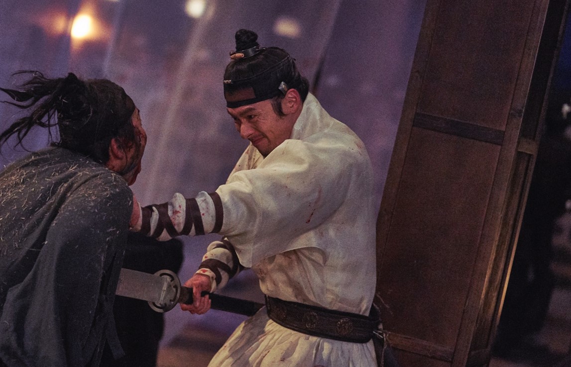 玄彬（右）在《屍落之城》飾演武功高強的王子，與夜鬼大戰。（車庫娛樂提供）