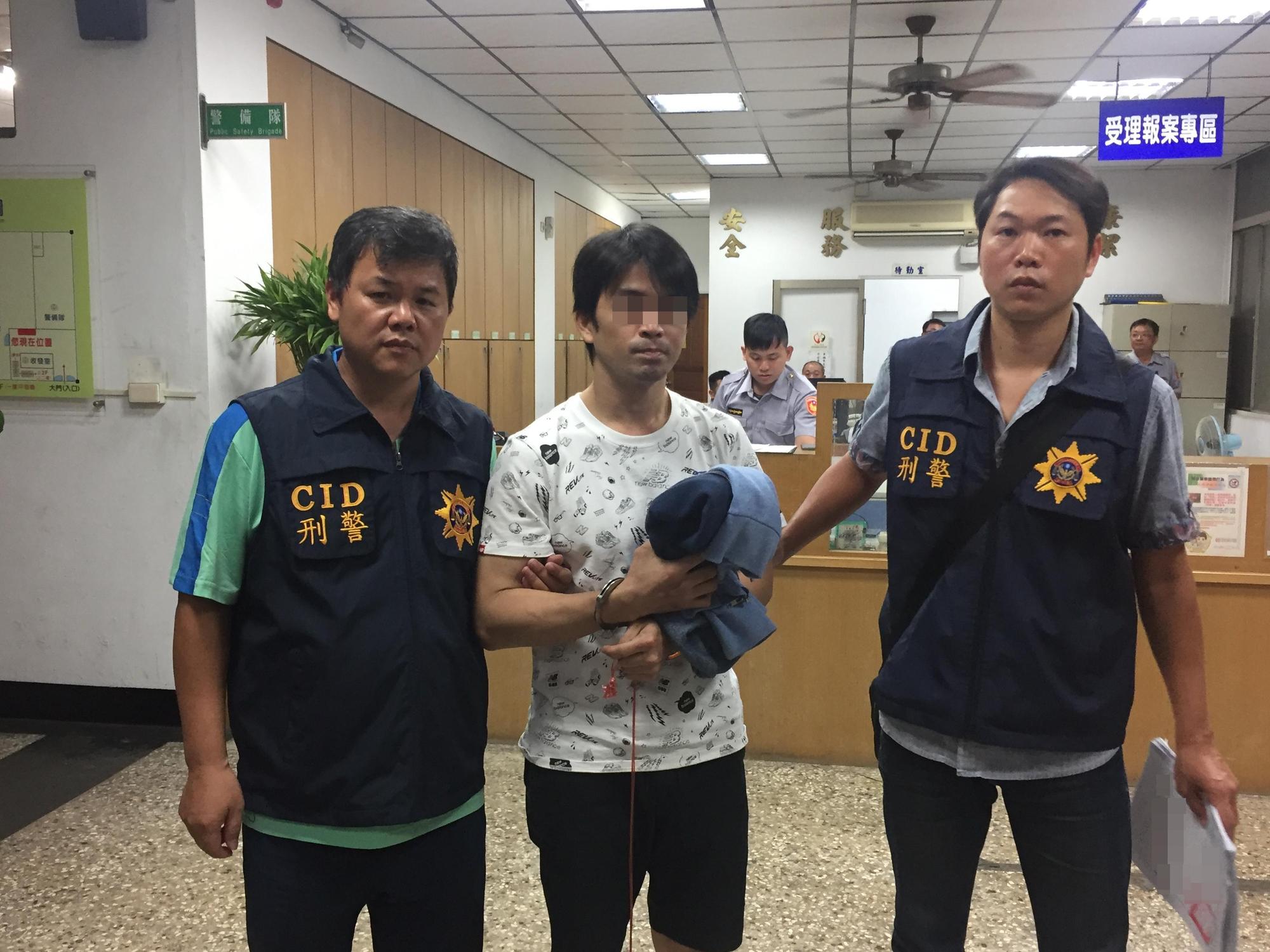 高市張姓男子戴頭套扮霹靂忍者，他先偷老舊車牌，再懸掛於偷來車子犯案，主要是偷電纜線變賣。（警方提供）