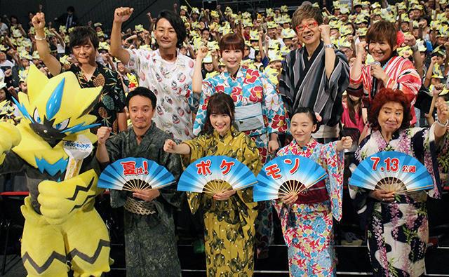 《精靈寶可夢 我們的故事》於日本上映前舉辦特映活動，左至右為導演矢嶋哲生、AKB48前成員川榮李奈、蘆田愛菜。