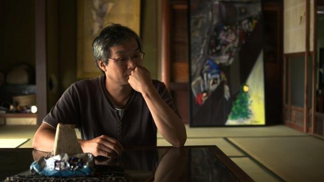 《80秒殺人事件》倖存者與其製作的JR西日本電車出軌事故模型，他希望別人了解當時他的心境。 （公視提供）