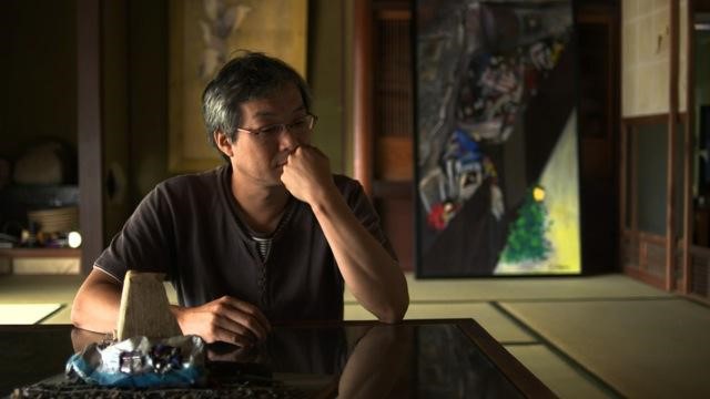 《80秒殺人事件》倖存者與其製作的JR西日本電車出軌事故模型，他希望別人了解當時他的心境。 （公視提供）