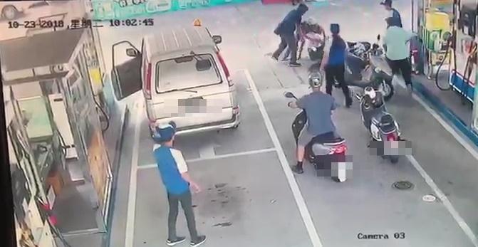 逮捕嫌犯時因為剛加滿油的重機倒地灑滿一地的汽油，情況一度危險。（警方提供）