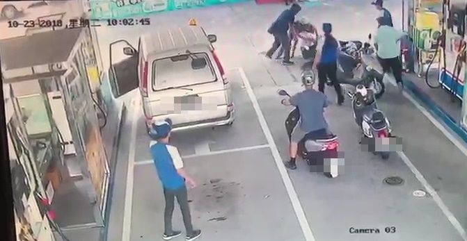 逮捕嫌犯時因為剛加滿油的重機倒地灑滿一地的汽油,情況一度危險。(警方提供)