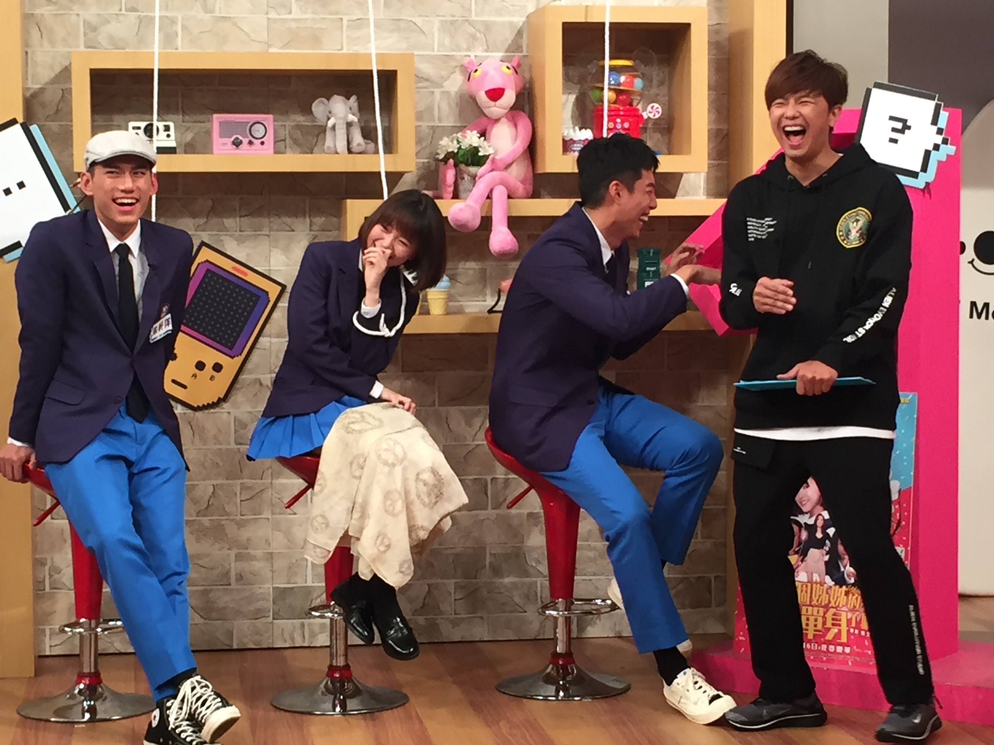 蔡凡熙（右二）與朱軒洋（左）互爆放屁及拉屎的糗事，全場笑到不行。（17Media/提供）