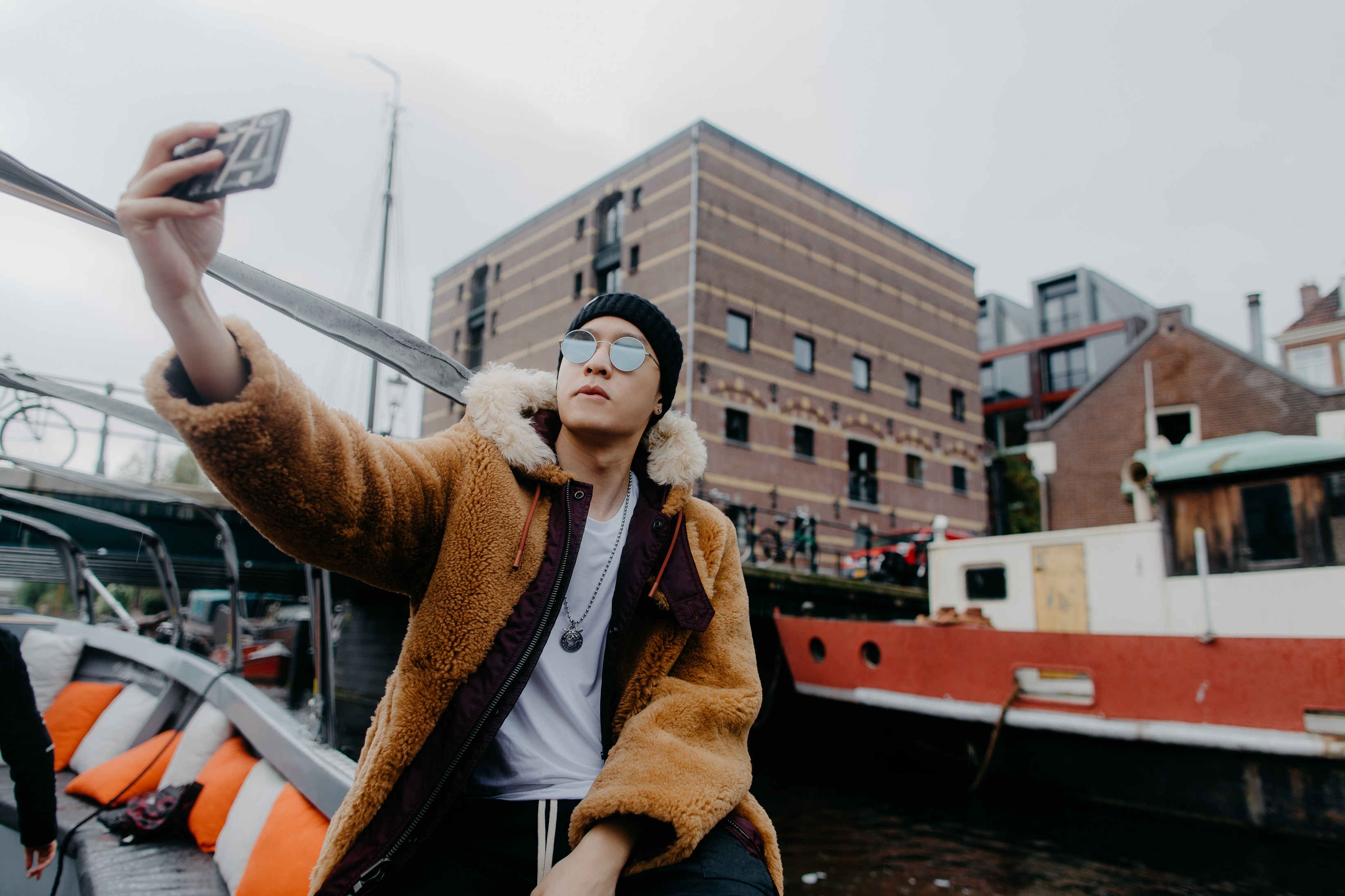 周湯豪到荷蘭進行電音DJ演出，自拍也是很酷帥。（天熹娛樂提供）