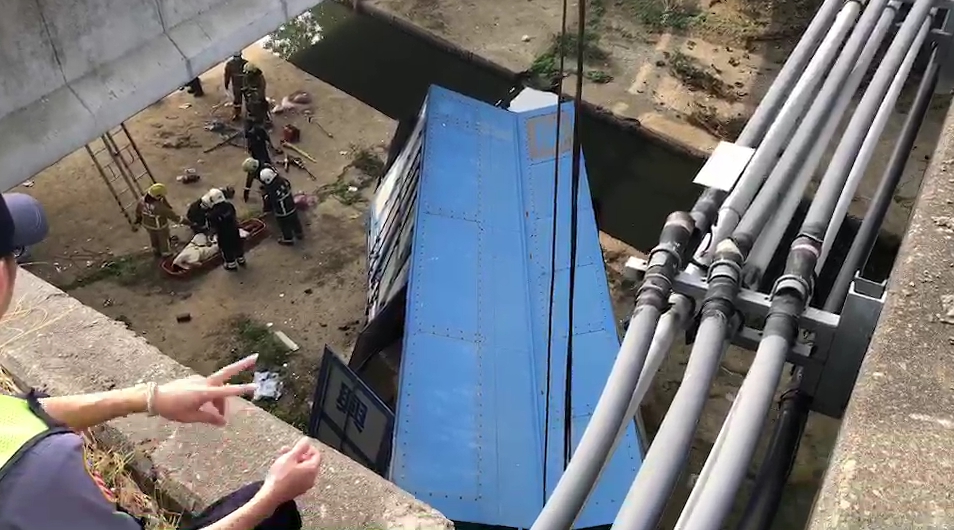 大貨車到底是如何墜落狹長的大排空隙中,是為了閃車失控,還是疲勞駕駛,警消釐清肇事原因。(警方提供)