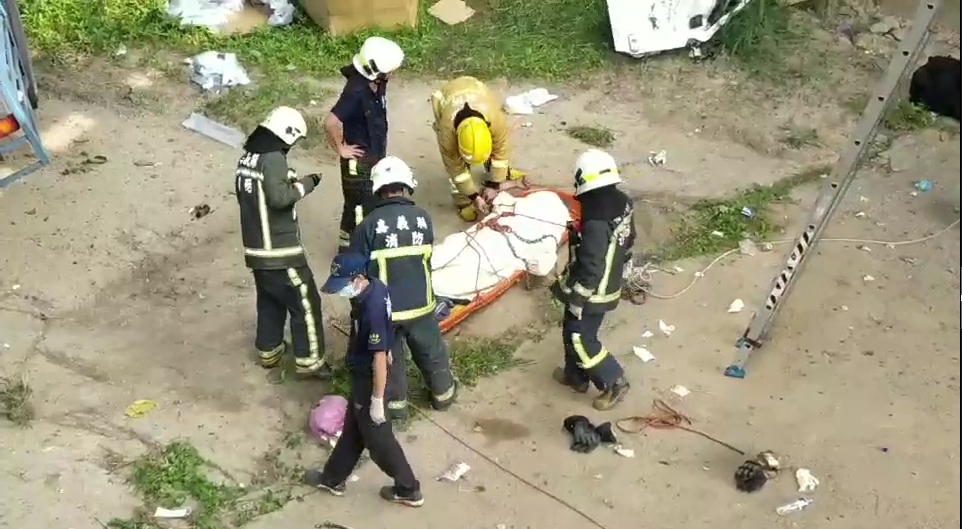 警消進行人命搶救,只可惜兩人救出時已經沒有呼吸心跳。(警方提供)