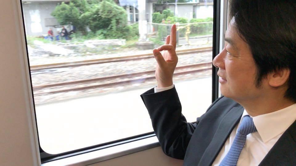 行政院長賴清德24日清晨搭乘普悠瑪號前往花蓮,還比出OK手勢。(翻攝賴清德臉書)