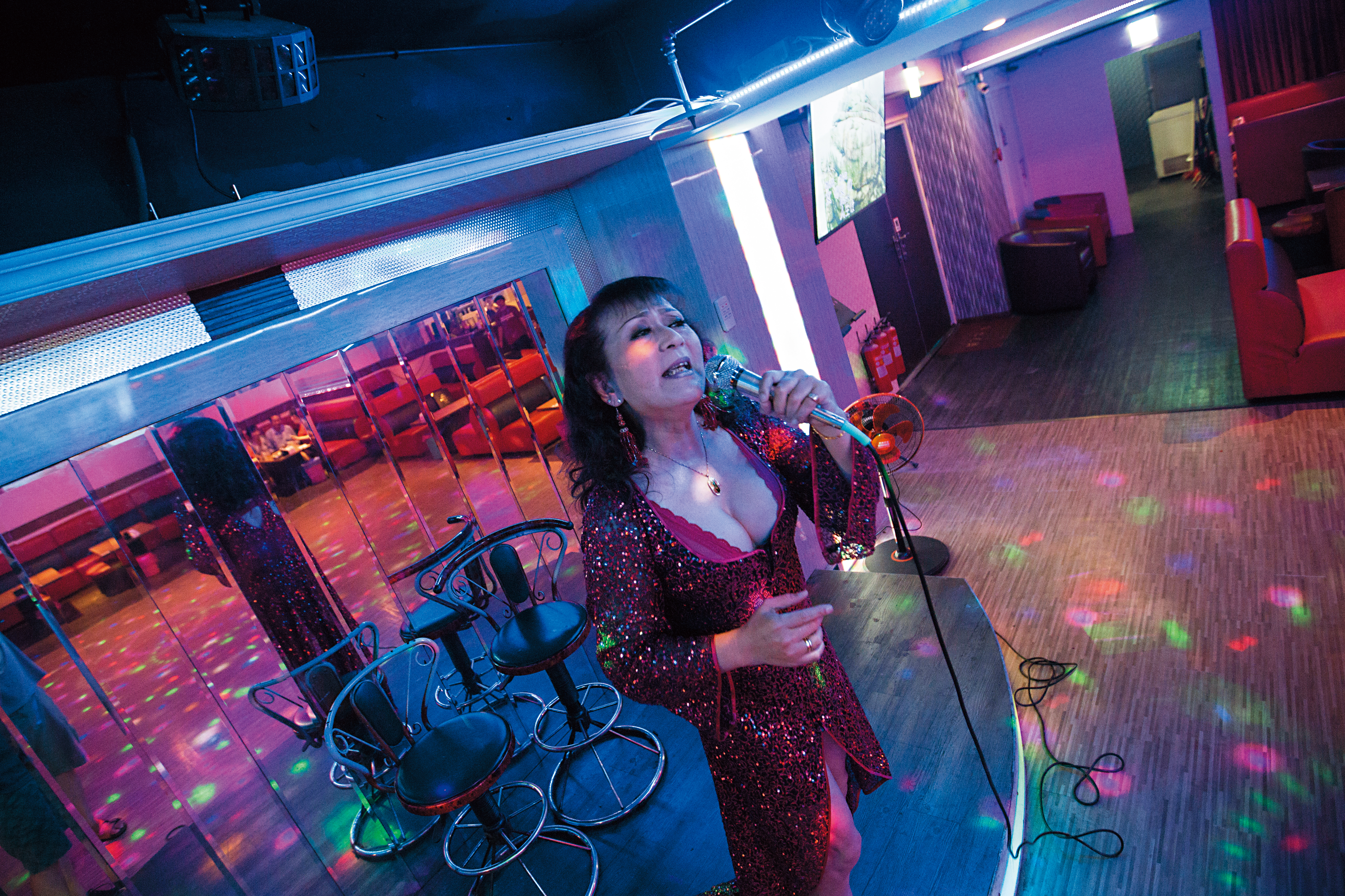 鍾玲在我們面前從素顏到上妝、襯衫到禮服，在卡拉OK店裡為我們獻唱。她的歌聲滄桑，生活的艱難磨損了她，但為了兒子，沒有放棄的權利。