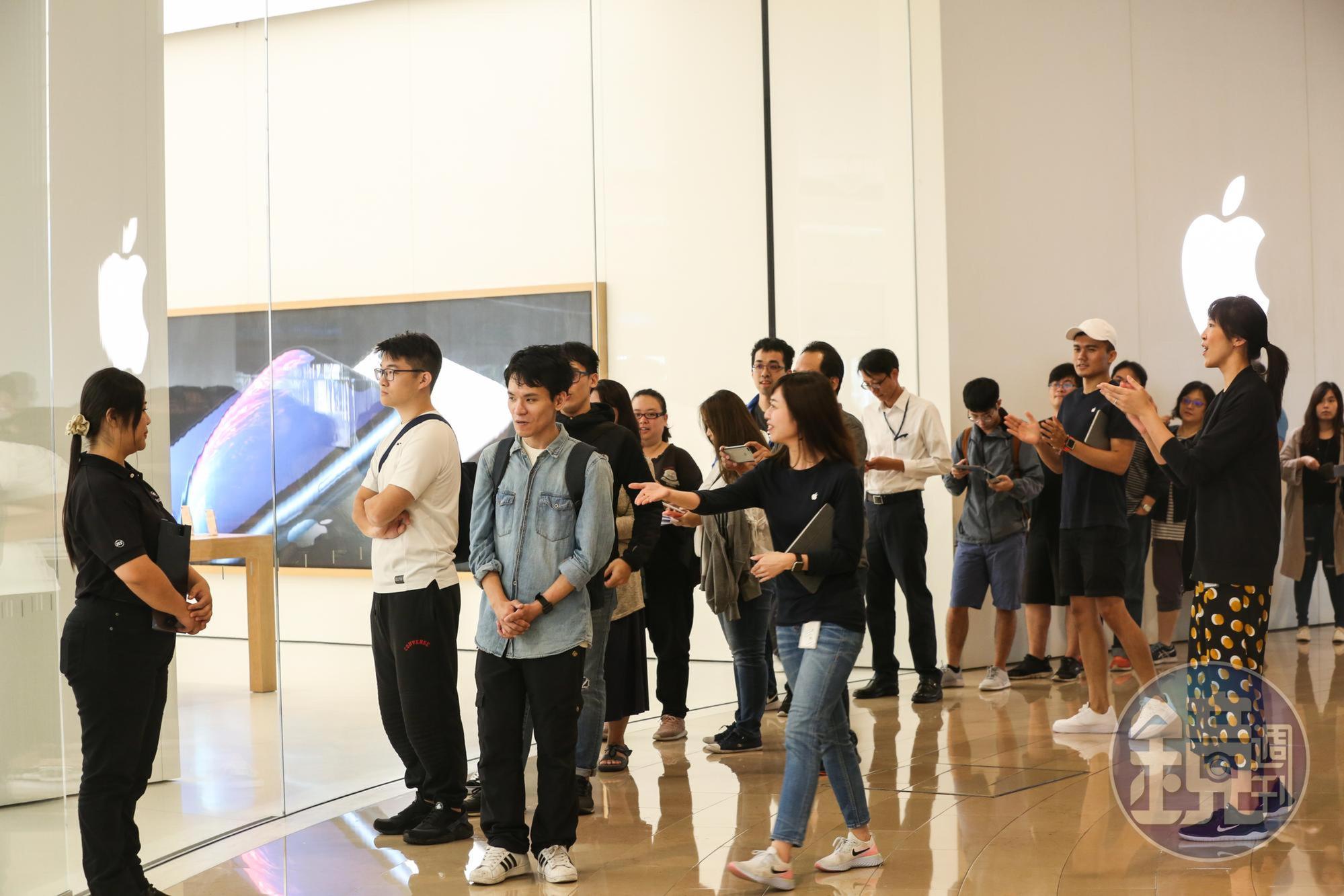 死忠果粉們在Apple Store台北101直營門市店員擊掌簇擁下正式登門。